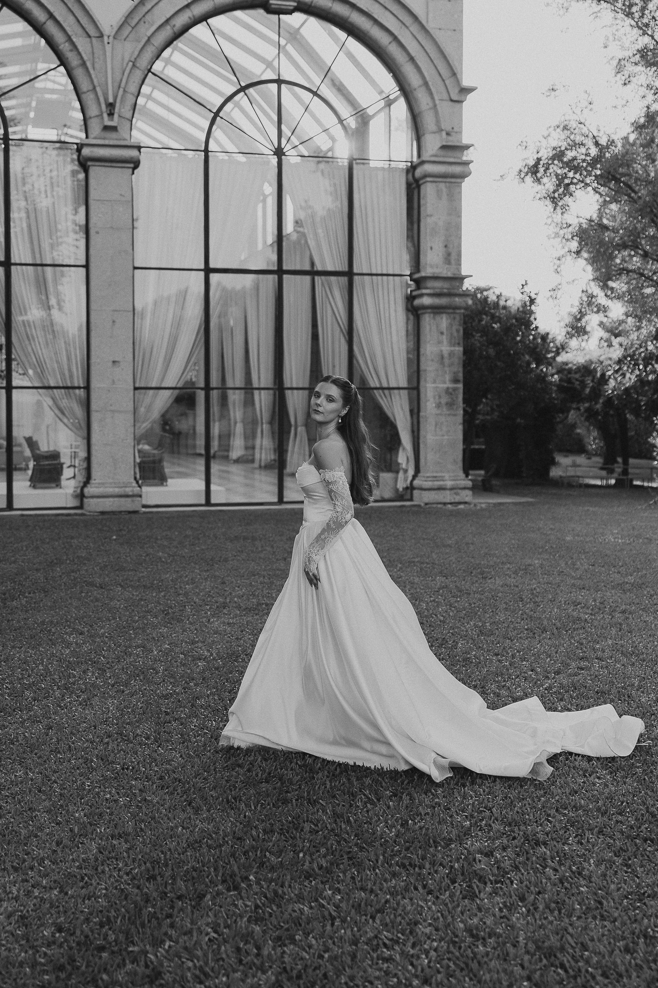 Noiva junto à arquitetura da quinta solar da levada em fotografia a preto e branco