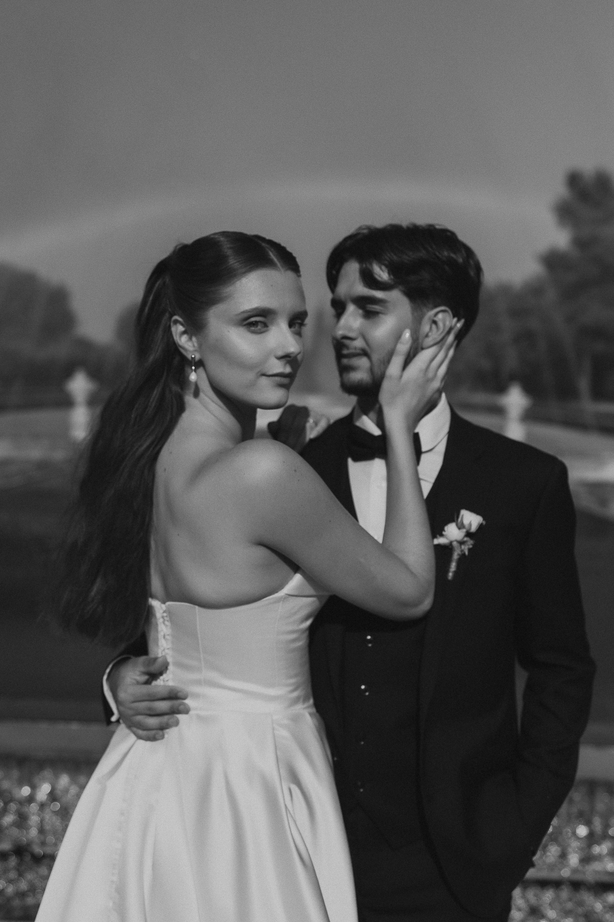Retrato a preto e branco dos noivos durante a sessão de casamento