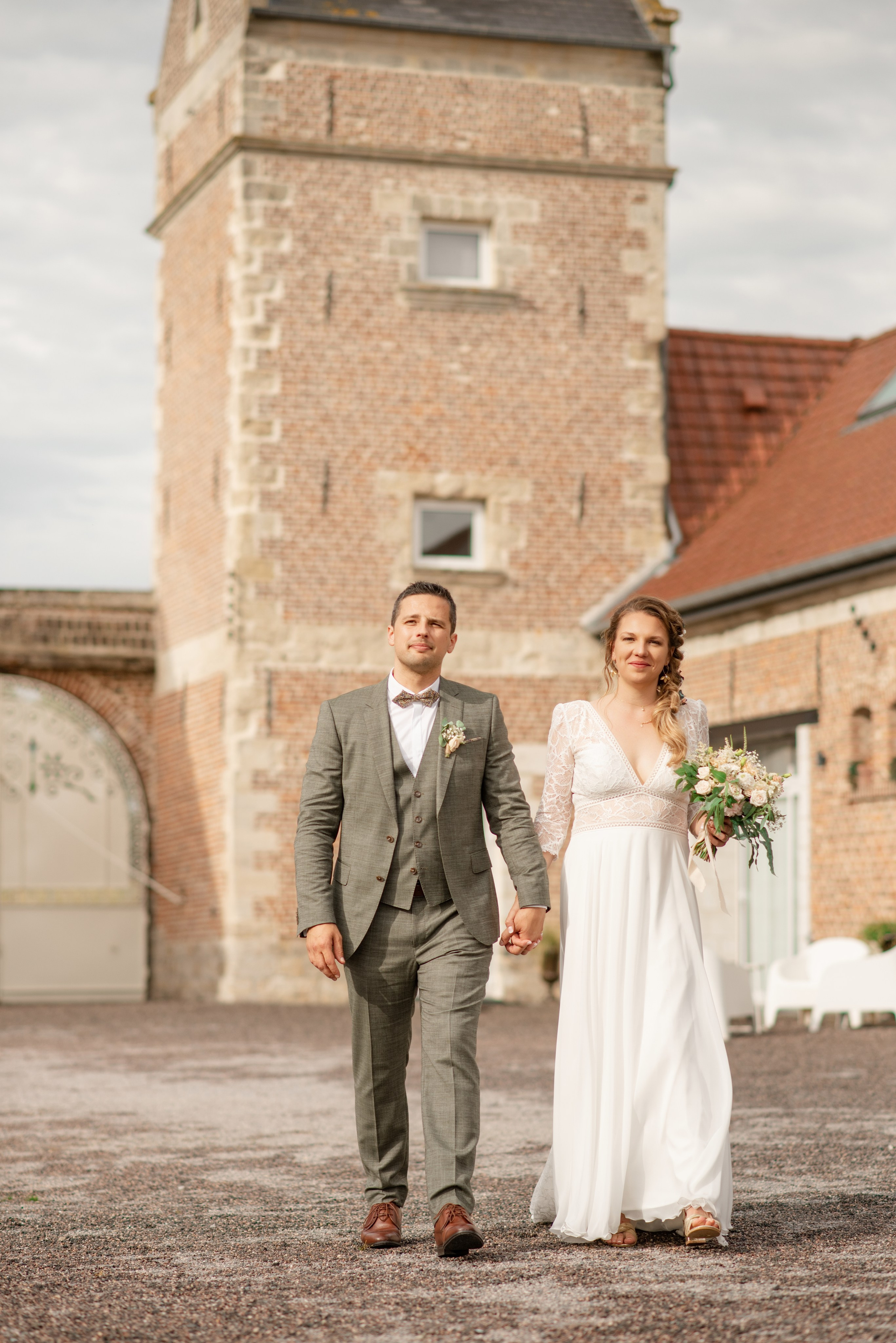 Nœud papillon et robe satinée photographiés sur terrasse de château