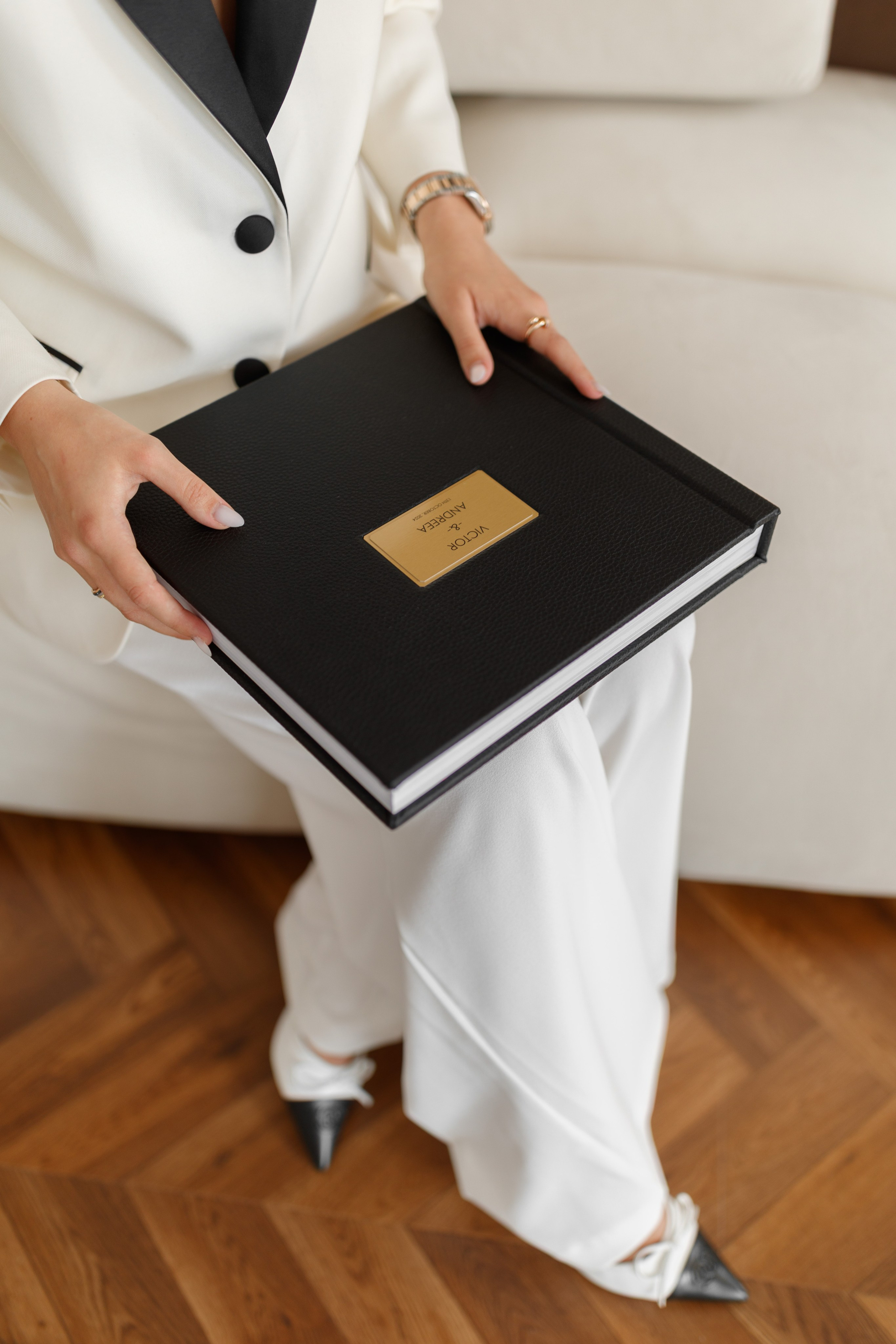 Albume de Nuntă cu Copertă din Eco-Piele Neagră – Eleganță Clasică și Povestea Dragostei Tale. Scarlat Photography