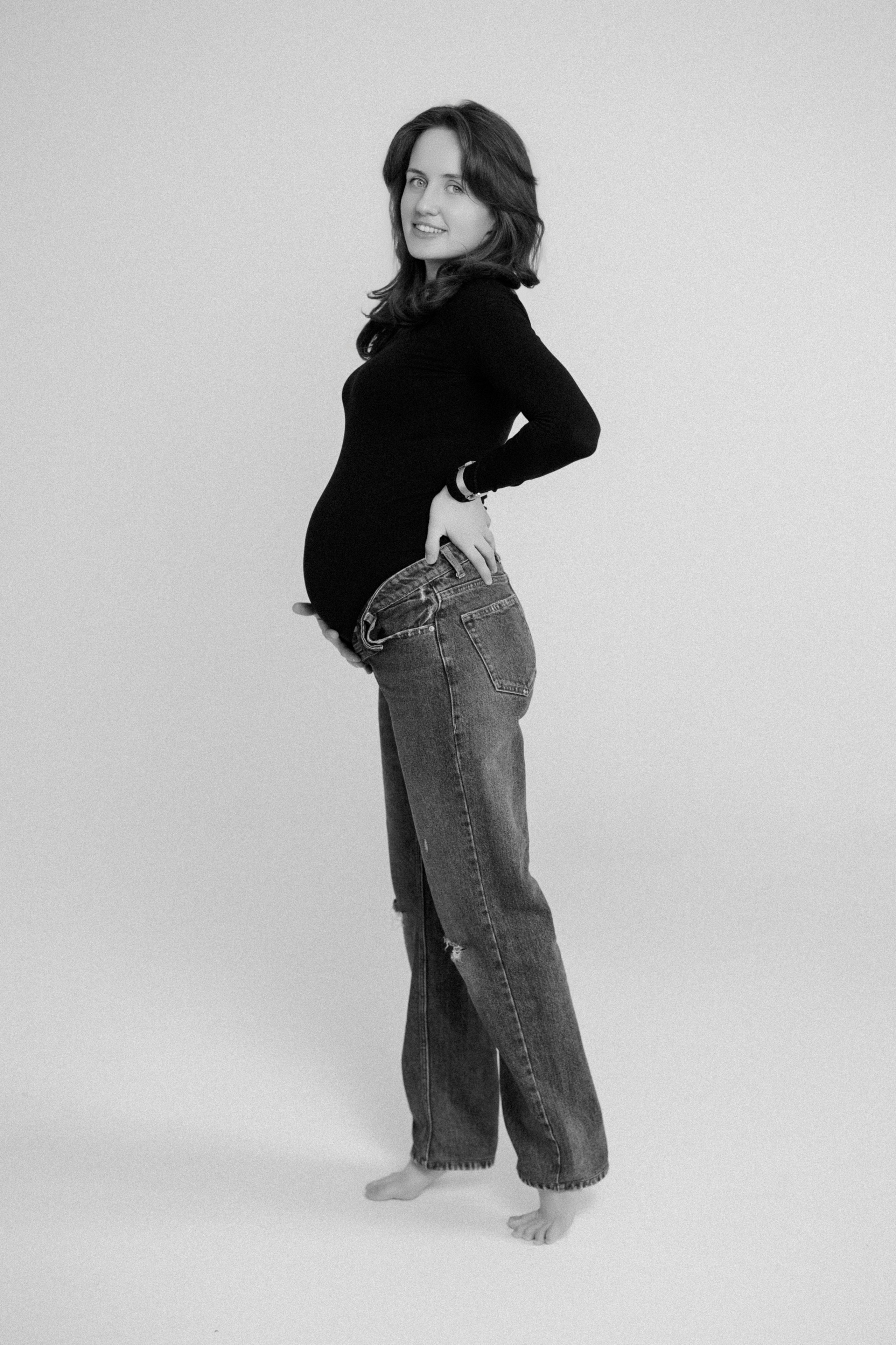 Ședință Foto de Familie — Stil Minimalist pe Fundal Alb. Scarlat Photography