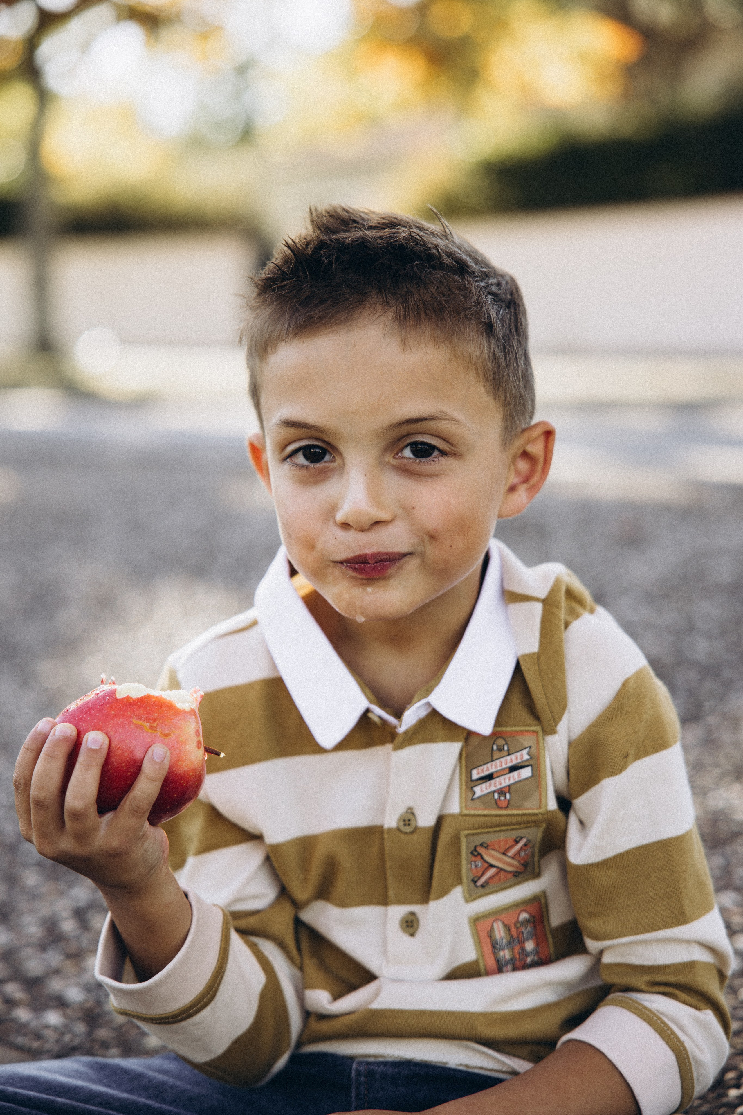 Autumn mother-son family photoshoot in Toulouse. Eugénie Smirnova — your photographer in Toulouse and southwest France