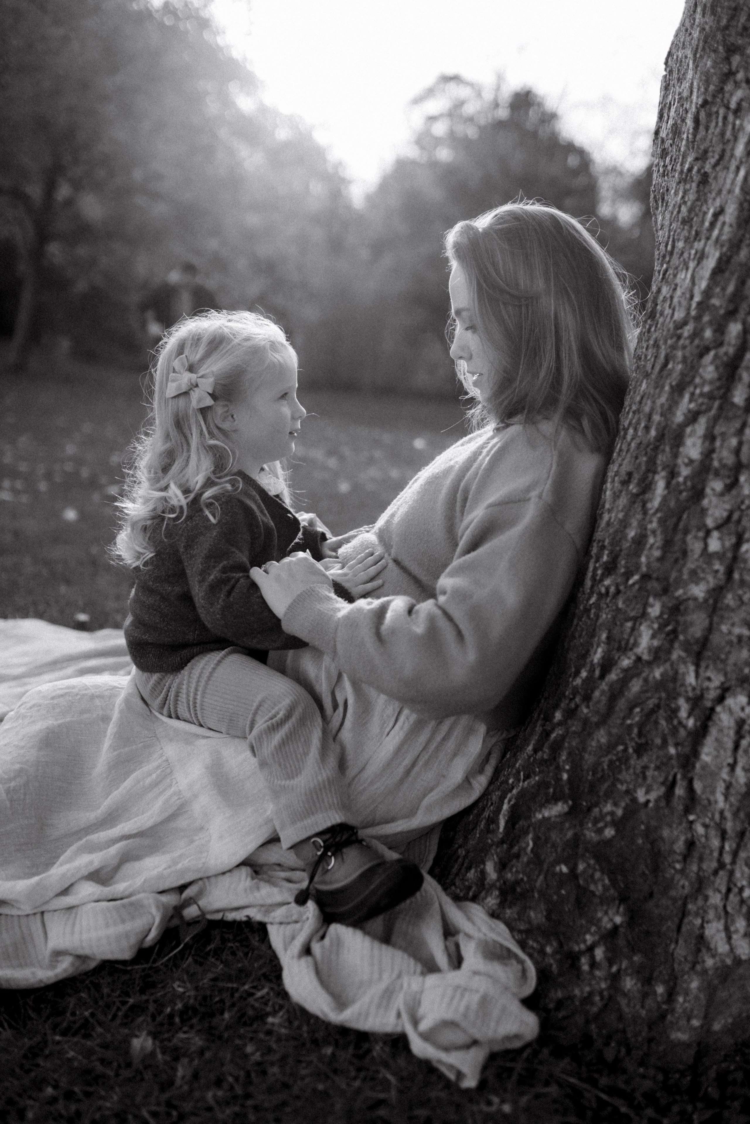 Under the Tree. Polina Sobol — family & documentary photographer in Bern. Outdoor & urban photo sessions for families, kids and couples
