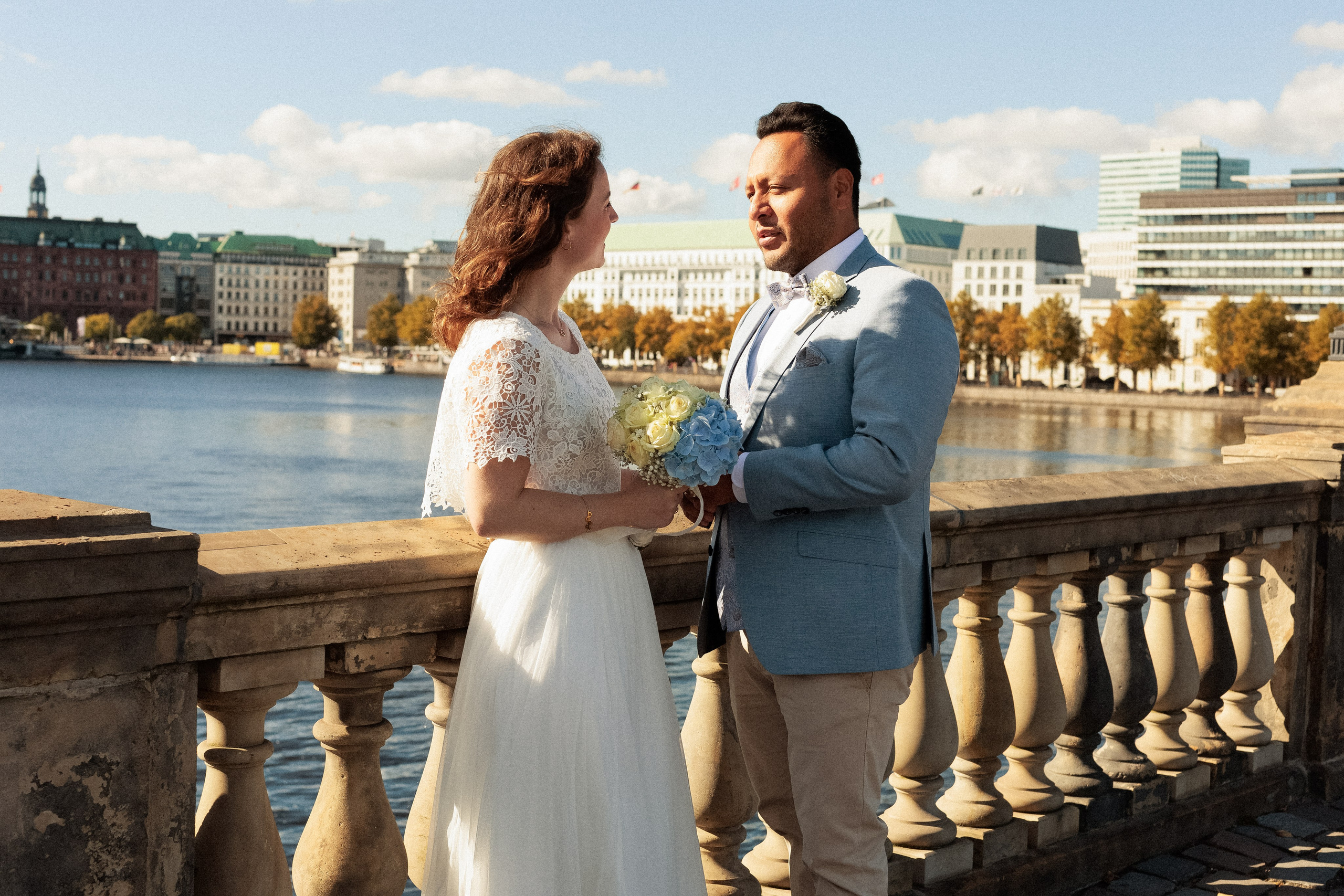 Traumhochzeit im Bobby Reich | Moderne Liebe am Hamburger Alsterufer. Hochzeitsfotograf und Hochzeitsvideograf aus Hamburg | Roka21Film