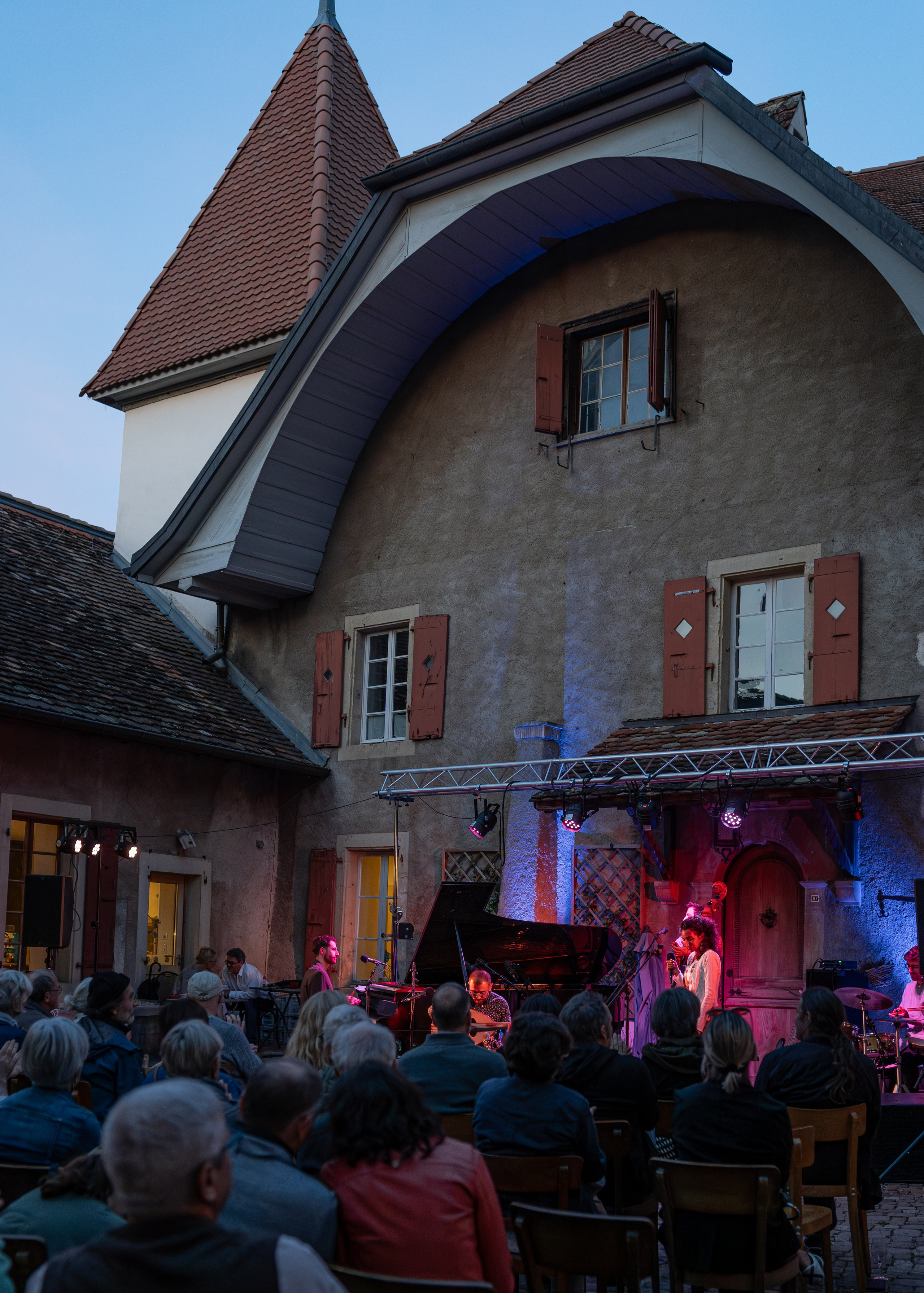 Reportage photo du concert de Beyrouth-Express au Château de Montcherand. Photographe à Genève - Eugenia Andres
