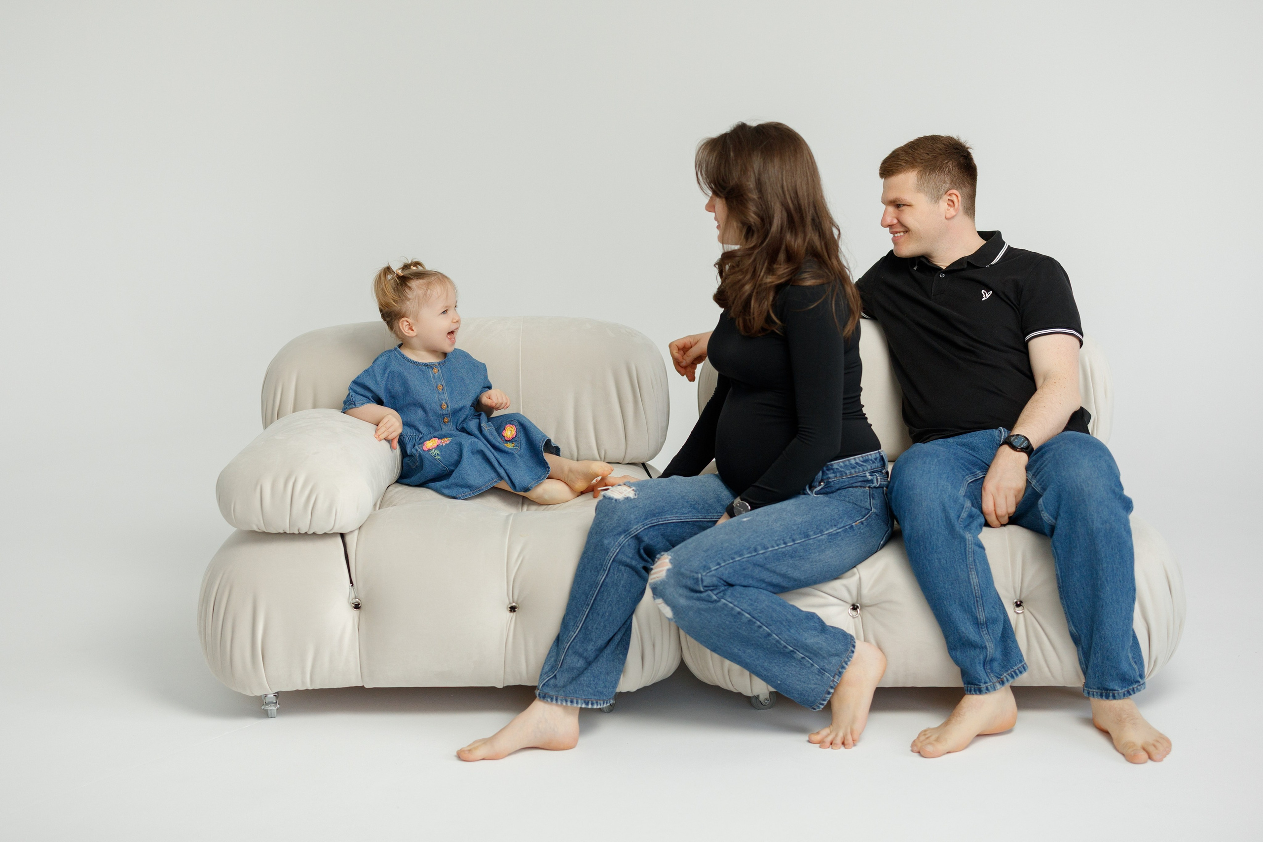 Ședință Foto de Familie — Stil Minimalist pe Fundal Alb. Scarlat Photography