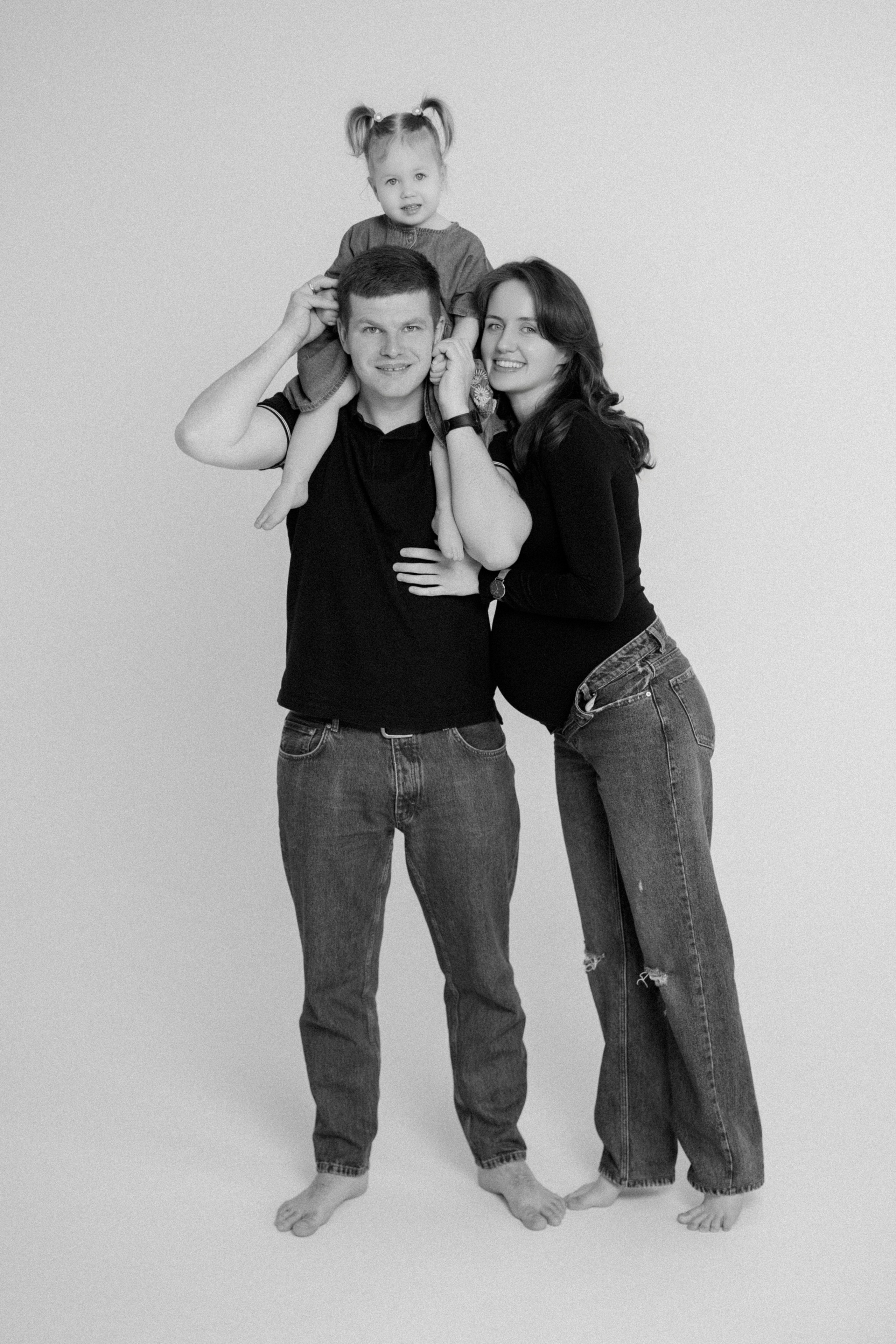 Ședință Foto de Familie — Stil Minimalist pe Fundal Alb. Scarlat Photography