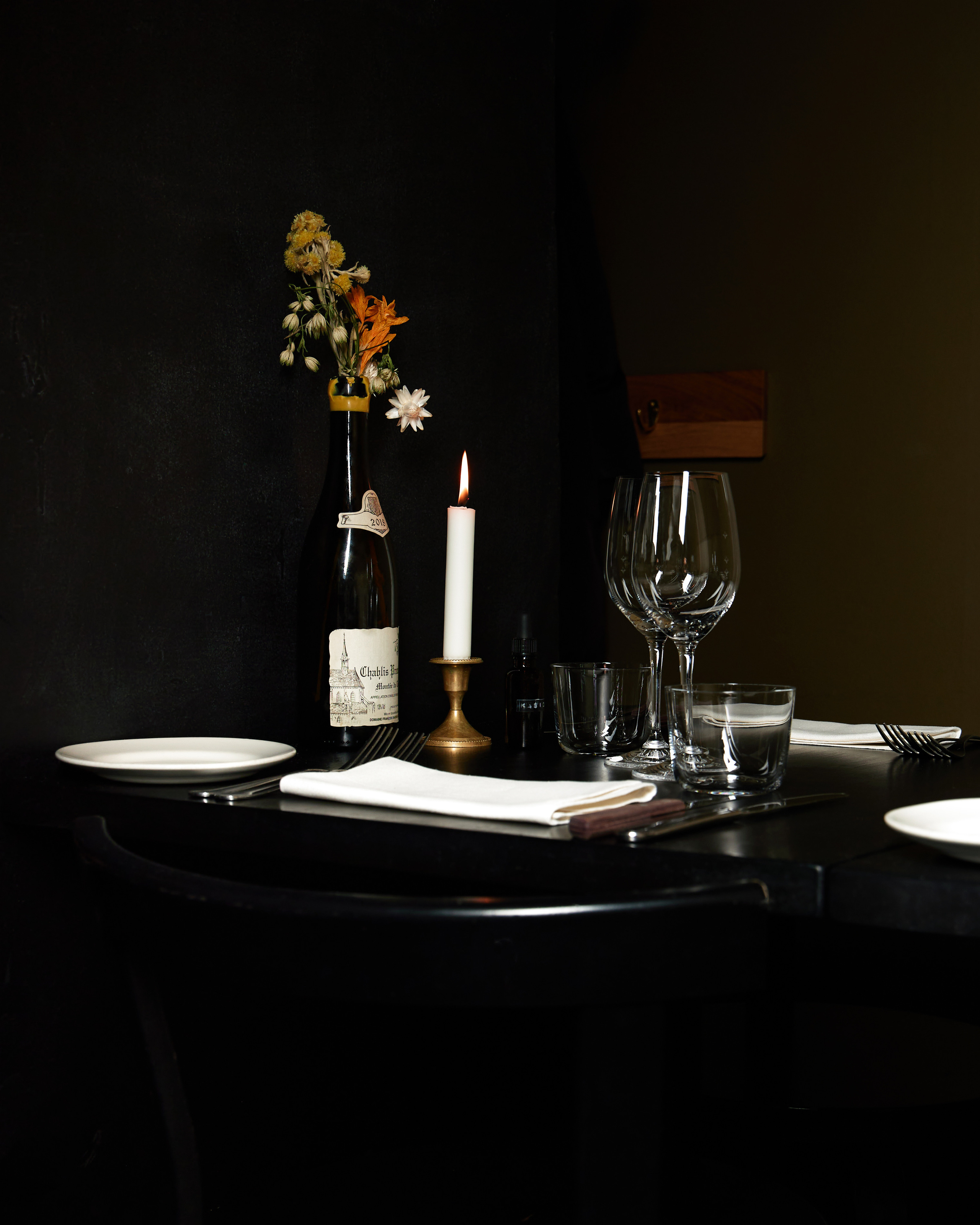 restaurant kuurna in helsinki, black table