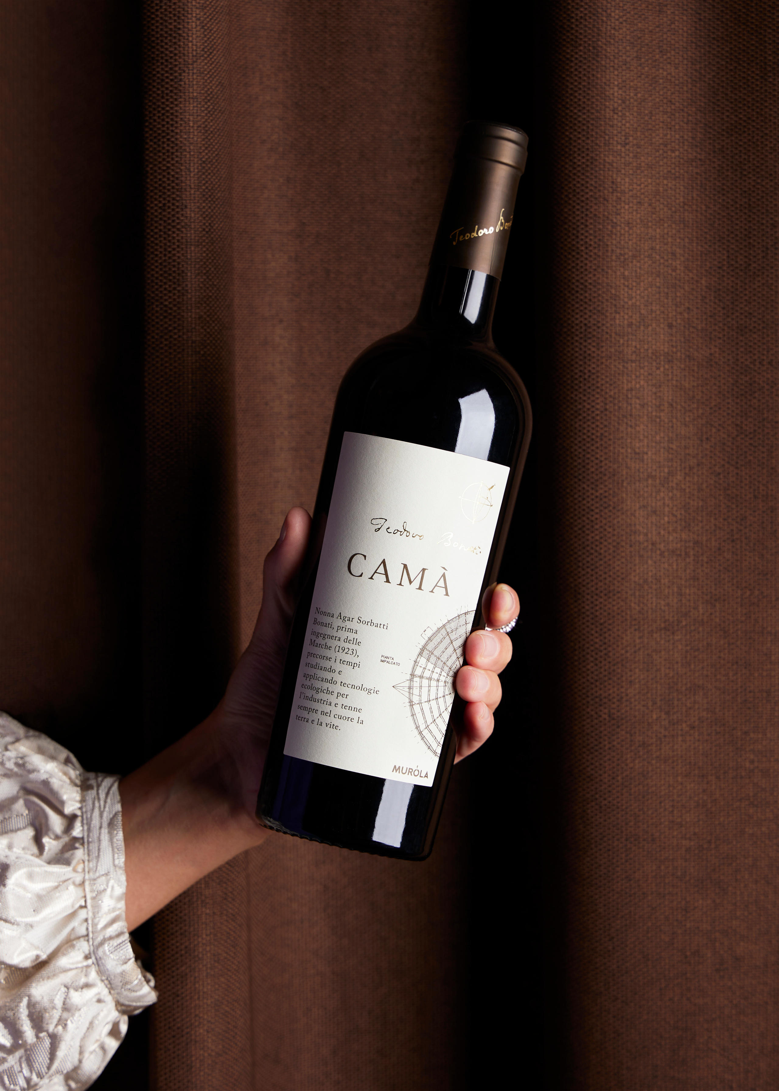 red wine bottle in hand, la bottegaia helsinki