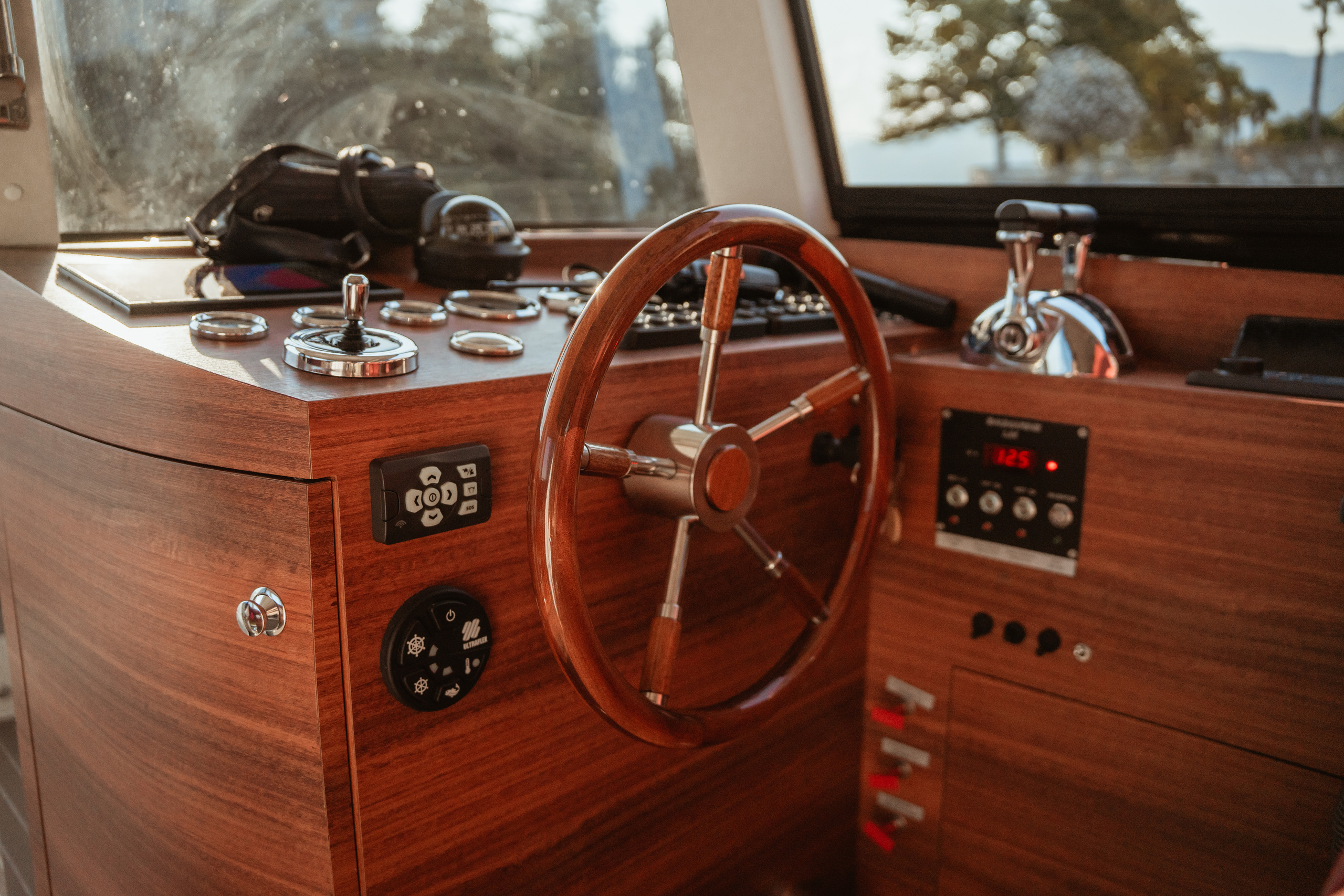 Girl’s Party on the Boat (lake Maggiore, Italy). PHOTOGRAPHER IN ITALY