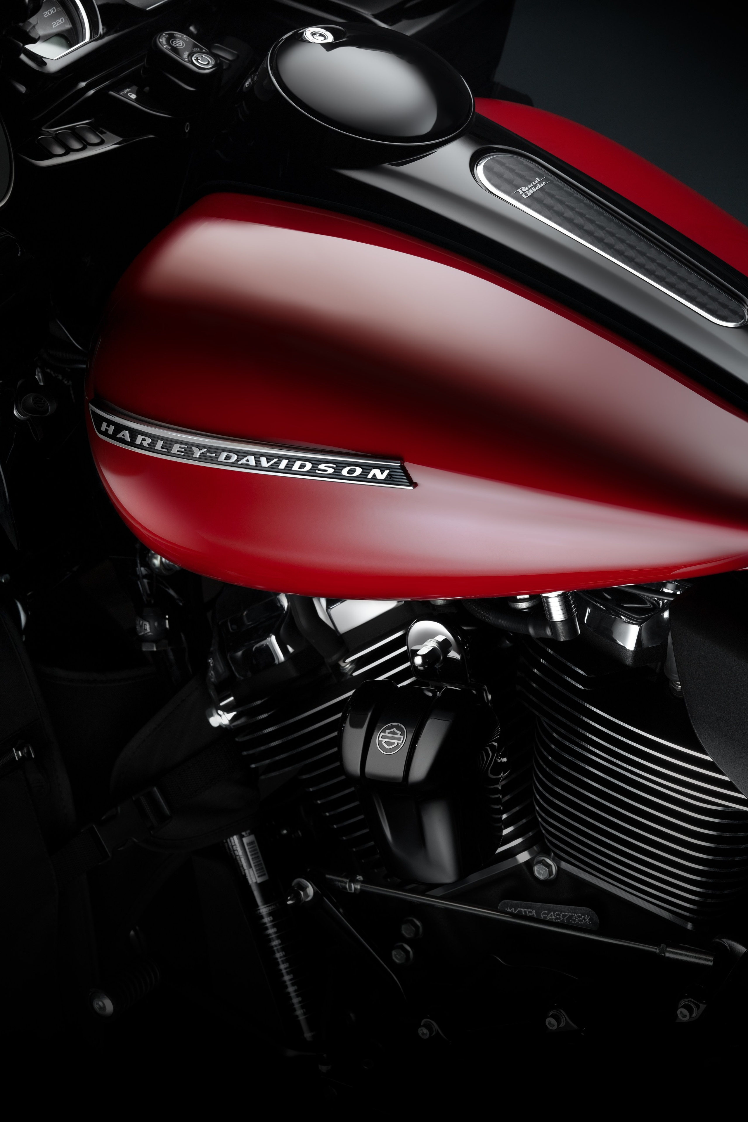 Artystyczna fotografia motocykla z czerwonym zbiornikiem paliwa, wykonana w Focusiv Studio. Reklamowa fotografia motoryzacyjna i lifestyle'owa – Gorzów Wielkopolski, Poznań, Wrocław, Szczecin, Zielona Góra.