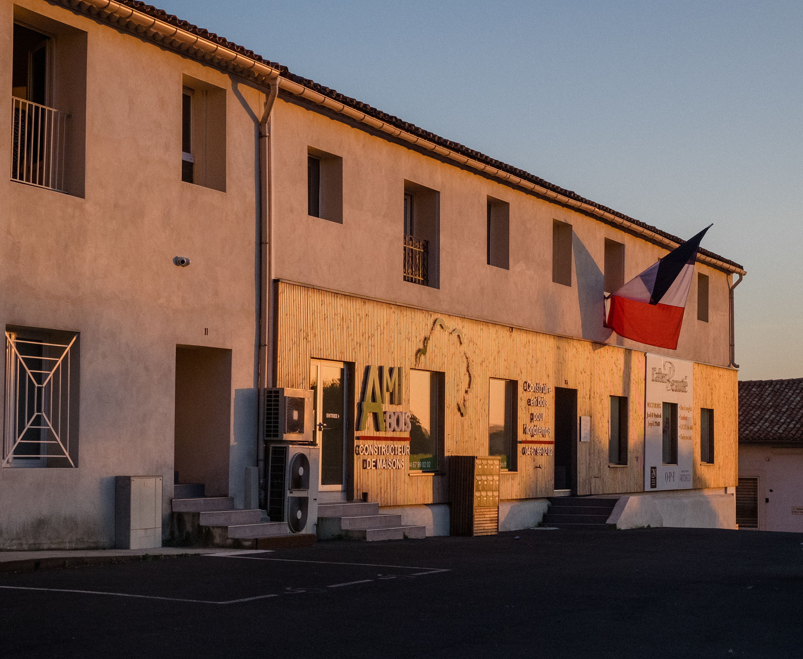 Party like your neighbors. Portrait and reportage photographer