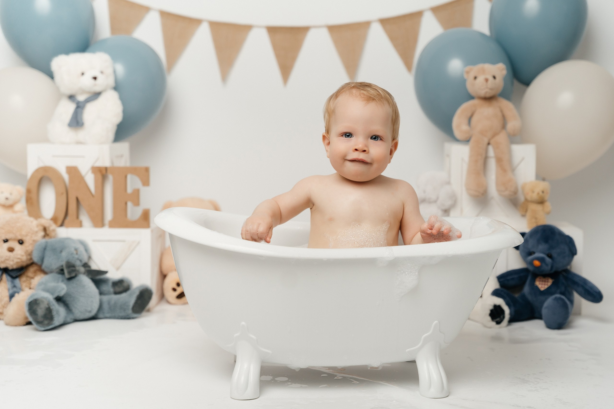 First birthday cake smash session. Newborn and family photographer. Hills District. Sydney