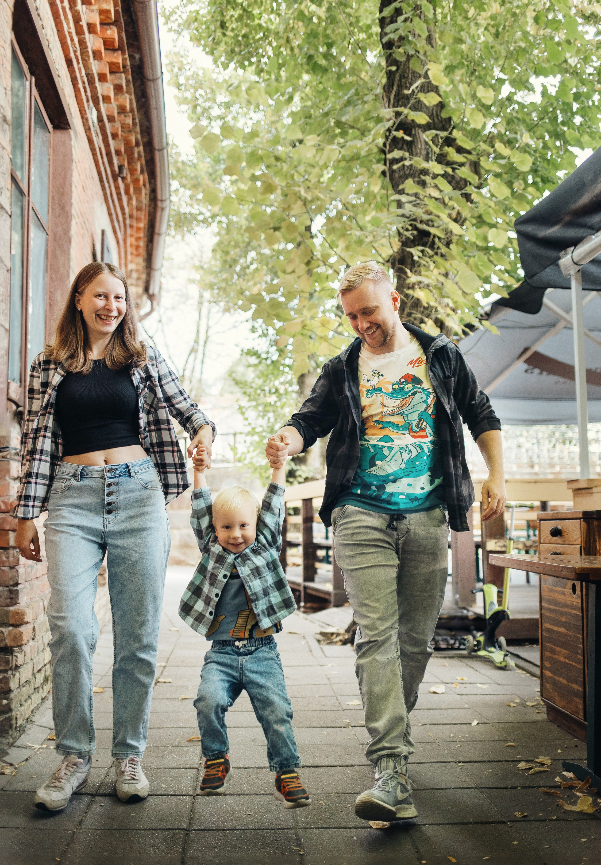Along the streets of Vilnius in lifestyle style. Family photographer in Vilnuis Svetlana Naumova