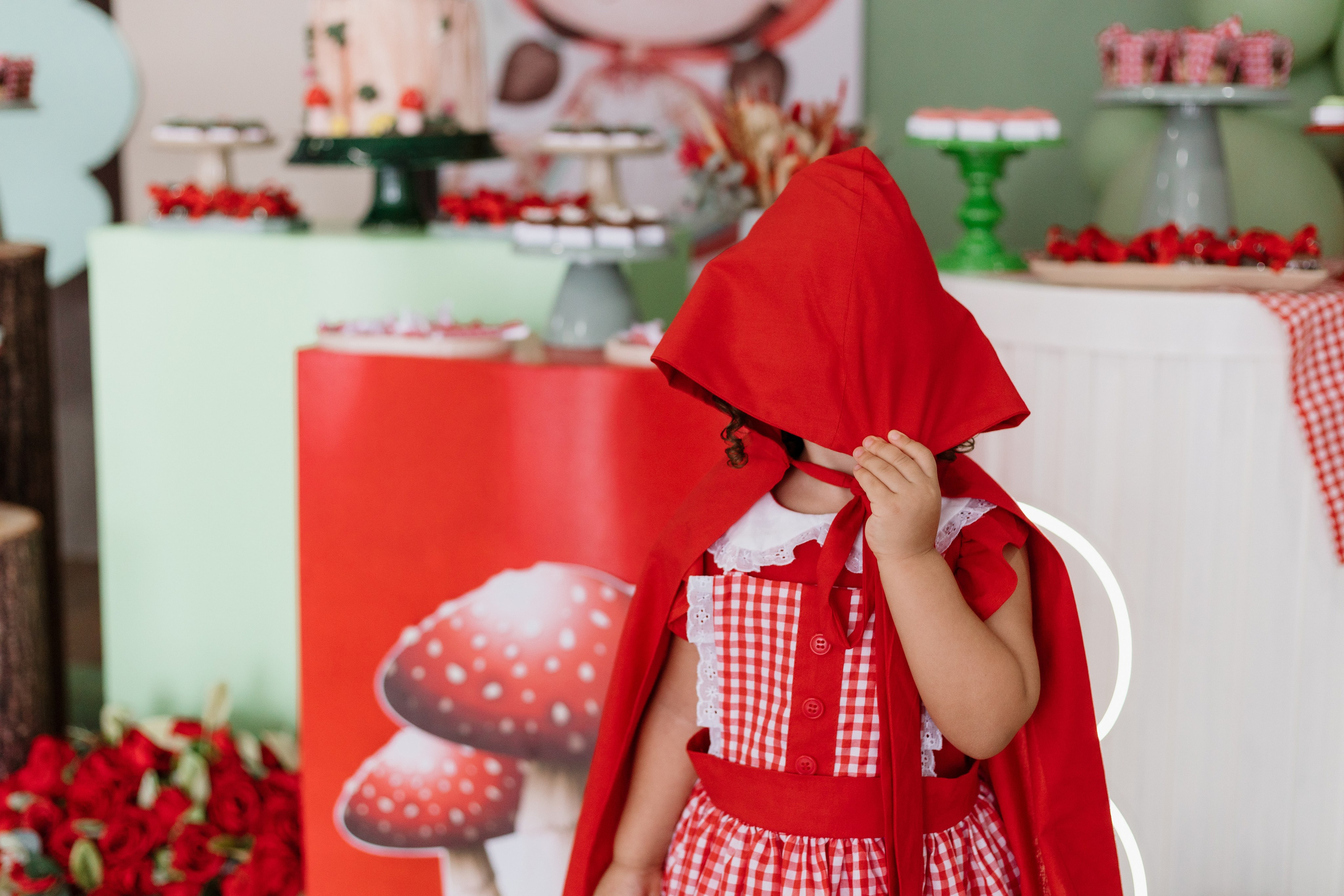 Fotografia de aniversário infantil com criança fantasiada em frente a decoração