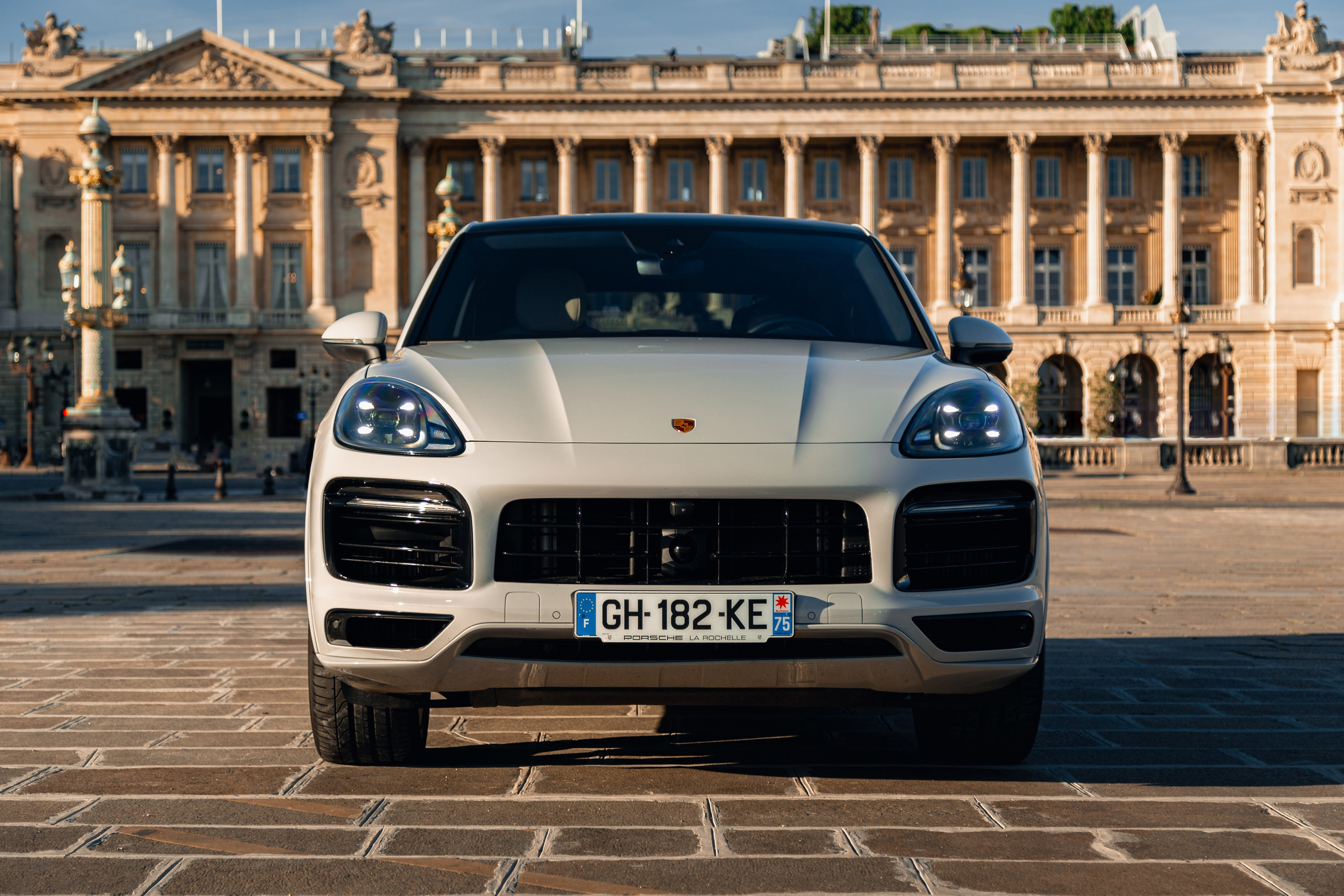 Porsche Cayenne E-Hybrid. Photographer in Paris — Vitalii Motruk