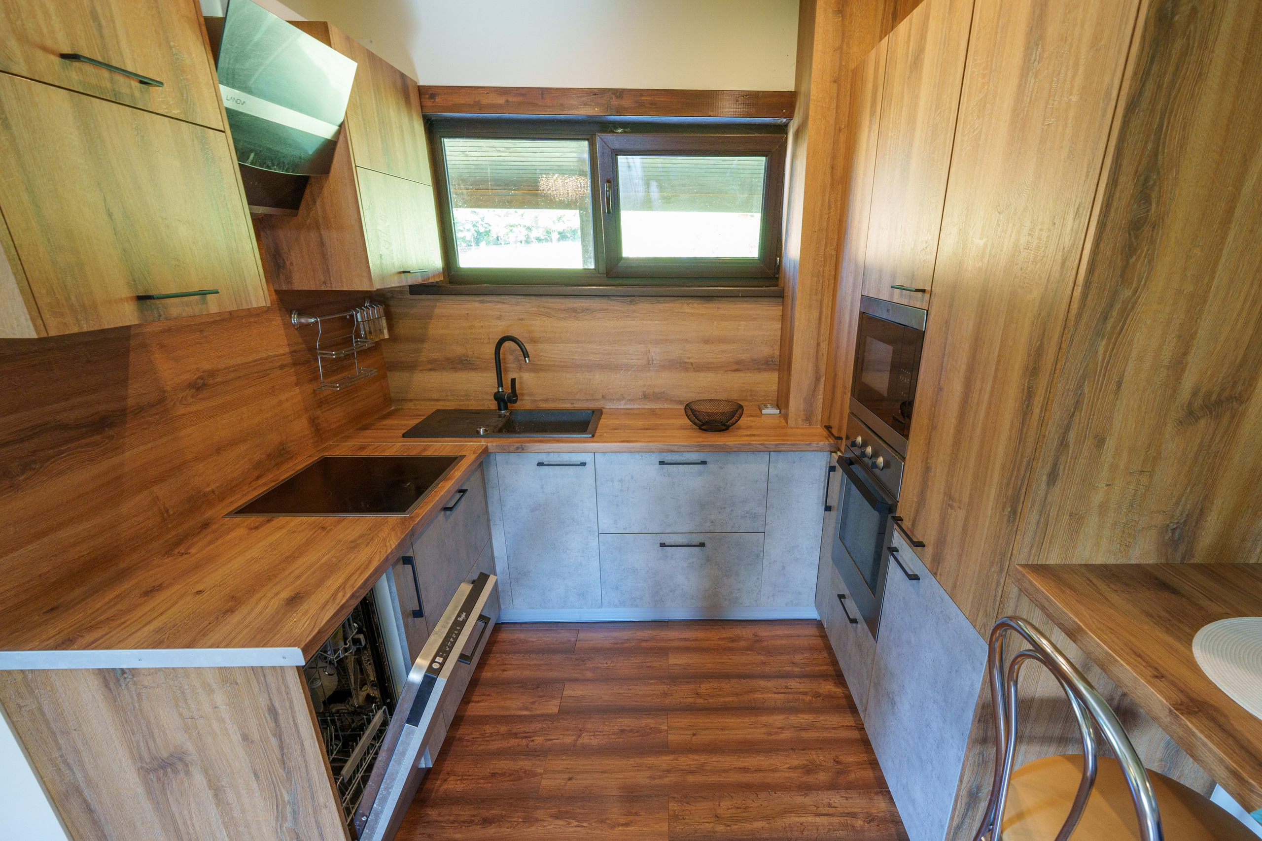 Sadyba Vinliaus r. prie ežero. Elina Sapiega fotografė Vilniuje