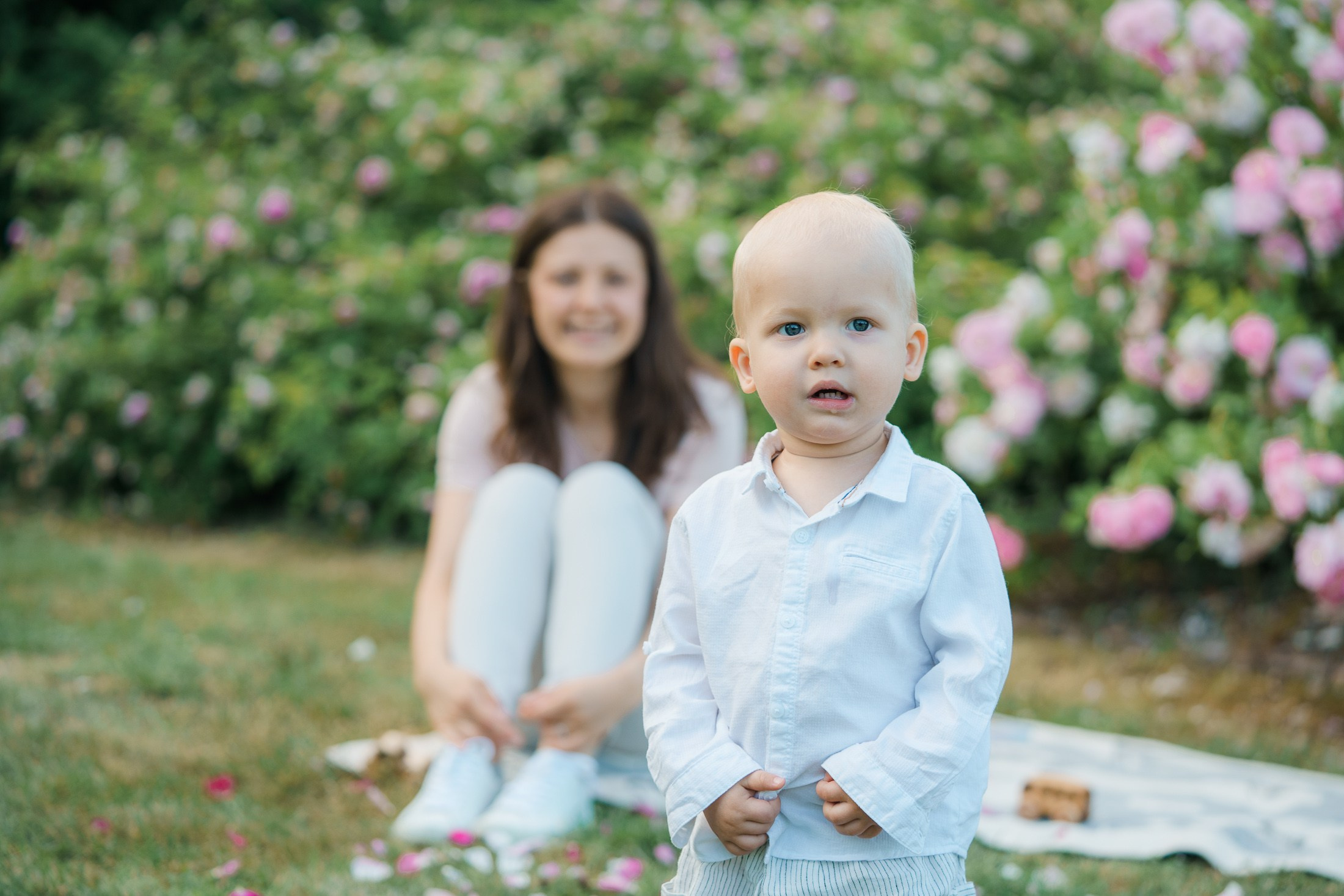 Äiti-lapsikuvaus Helsingin ruusutarhassa