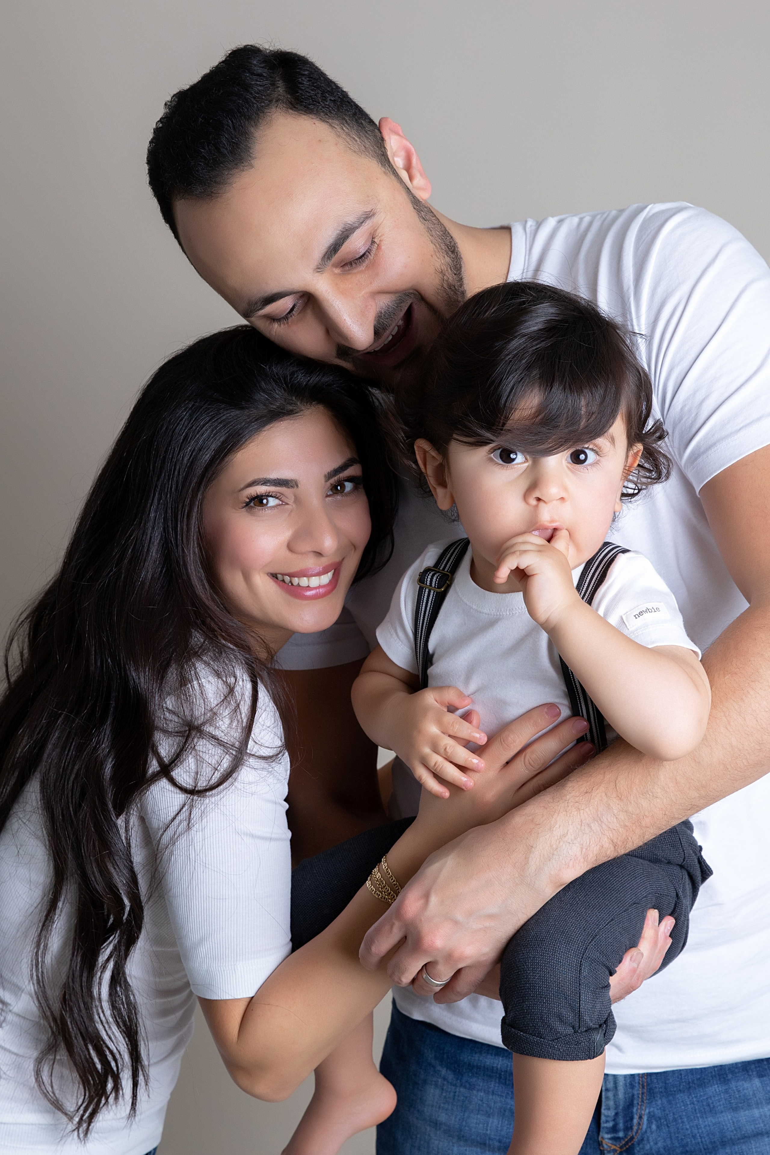 Fotostudion fångar er familjs speciella stunder, där alla, från barn till föräldrar, är med.