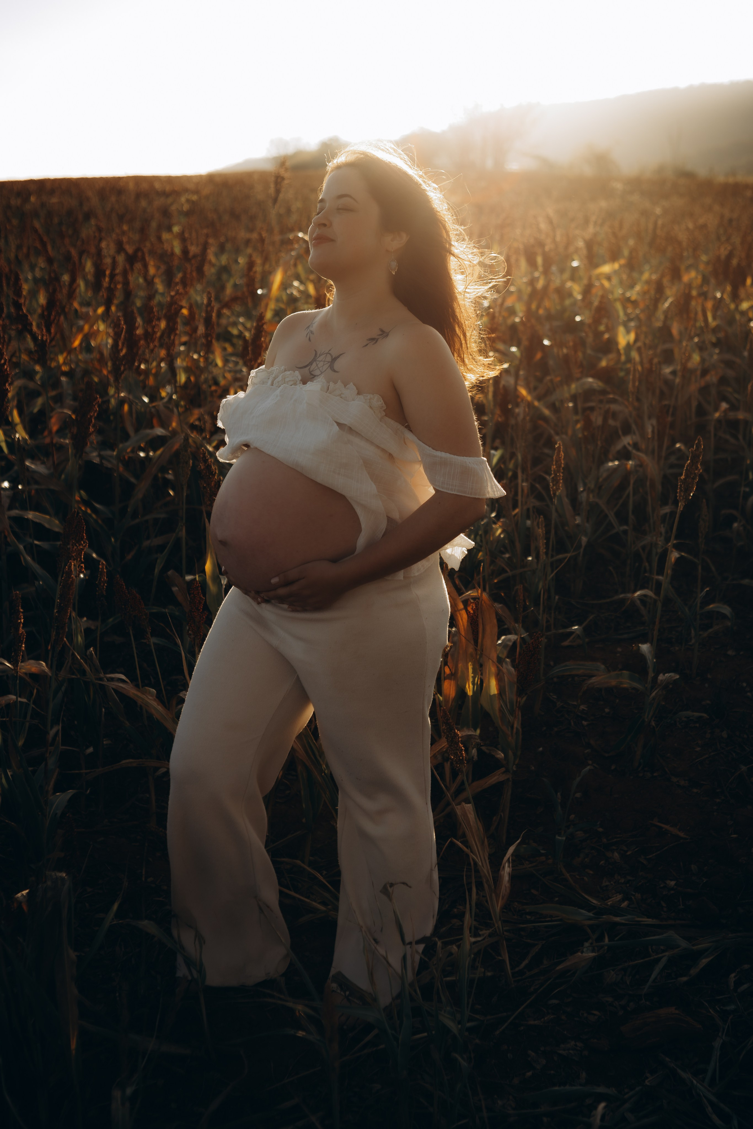gestante em ensaio externo com luz natural em Sorocaba