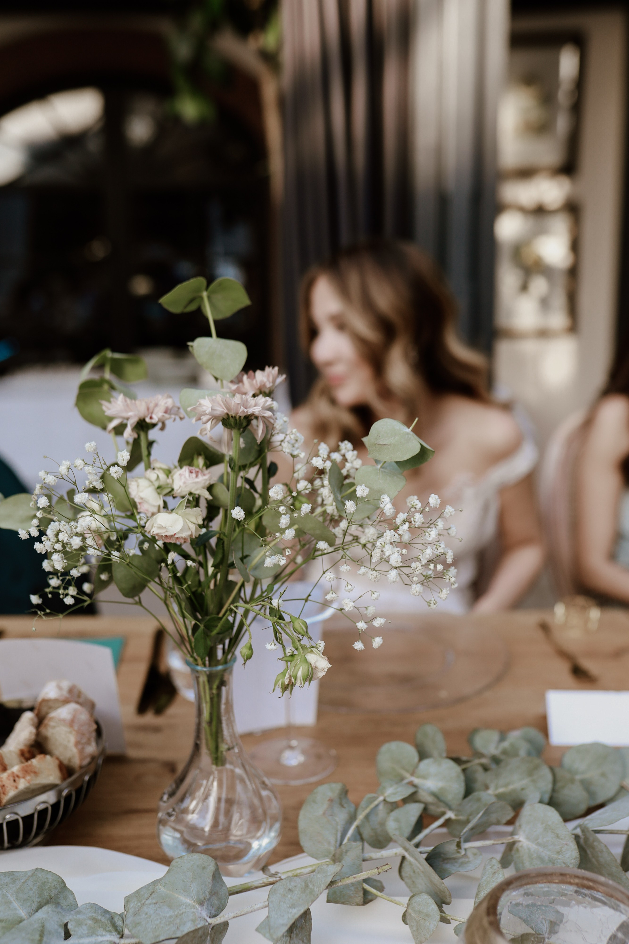 Natürliche Paarfotos im Morrhof mit mediterraner Architektur 