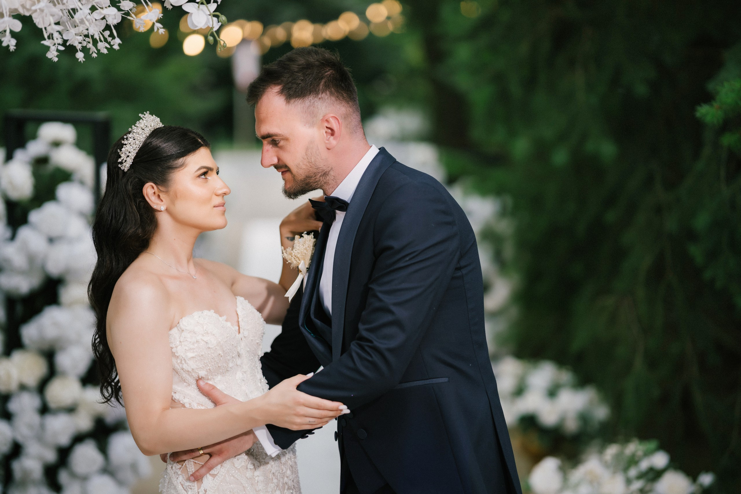 1. Mireasa Adriana în timpul pregătirilor de nuntă în Tudora Botoșani2. Costumul mirelui Ionuț fotografiat artistic în ziua nunții3. Prietenii mirelui la tradițiile de nuntă în Tudora4. Bărbieritul mirelui în cadrul obiceiurilor tradiționale de nuntă5. Fotografii de familie la biserică în ziua nunții6. Portret de familie cu mirii și copilul lor la nunta din Botoșani7. Primul dans al mirilor la Mariage Dor Baisa Botoșani8. Decor elegant de nuntă la Mariage Dor Baisa9. Emoții și tradiții la nunta din Tudora județul Botoșani10. Fotograf profesionist de nuntă în Botoșani surprinzând momente autentice - otograf-nunta-botosanifotograf-evenimente-botosanifotograf-profesionist-botosanifotograf-nunta-tudoranunta-tudora-botosanisedinta-foto-nunta-botosanipoze-nunta-botosanifotografii-nunta-tudorafotograf-cununie-religioasa-botosanibiserica-sfintii-imparati-constantin-si-elena-tudoramariage-dor-baisa-botosanirestaurant-nunta-botosanidansul-mirilor-mariage-dorpregatiri-mire-botosanipregatiri-mireasa-botosanitraditii-nunta-moldovaobiceiuri-nunta-tudorafotograf-familie-nunta-botosaniportret-miri-botosanigalerie-foto-nunta-botosanialbum-foto-nunta-botosaninunta-eleganta-botosaninunta-cu-traditii-botosanifotograf-premium-nunta-botosaniservicii-foto-video-botosanipoveste-de-nunta-botosanifotograf-documentar-nuntafotograf-natural-emotionalmiri-ionut-si-adriananunta-autentica-tudora -otograf-nunta-botosanifotograf-nunta-tudoranunta-tudora-botosanifotograf-evenimente-botosanifotograf-profesionist-botosaniservicii-foto-video-botosanigalerie-foto-nunta-botosanialbum-foto-nunta-botosani - nunta-autentica-botosaninunta-cu-traditii-botosanipoveste-de-nunta-botosanifotografii-emotionante-nuntamomente-autentice-nuntafotografie-documentara-nuntafotograf-natural-nunta- pregatiri-miri-tudorabiserica-tudora-botosanicununie-religioasa-tudoramariage-dor-baisa-botosanipetrecere-nunta-botosanivalsul-mirilor-botosani - alino-foto-studio-botosaniionut-si-adriana-nunta-tudorafotograf-alin-chirila-botosani