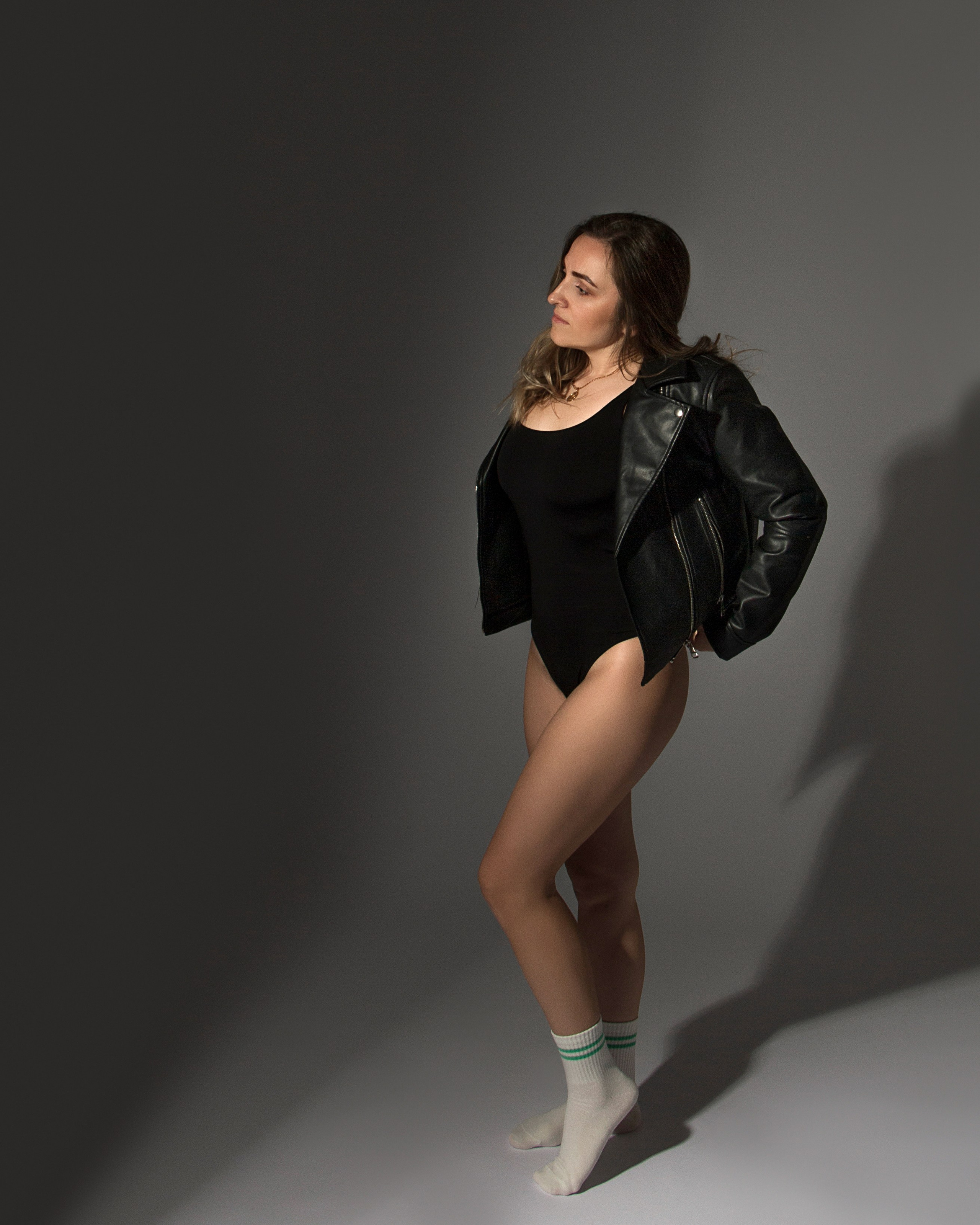 Elegantes Portrait mit Lederjacke – minimalistisch und modern