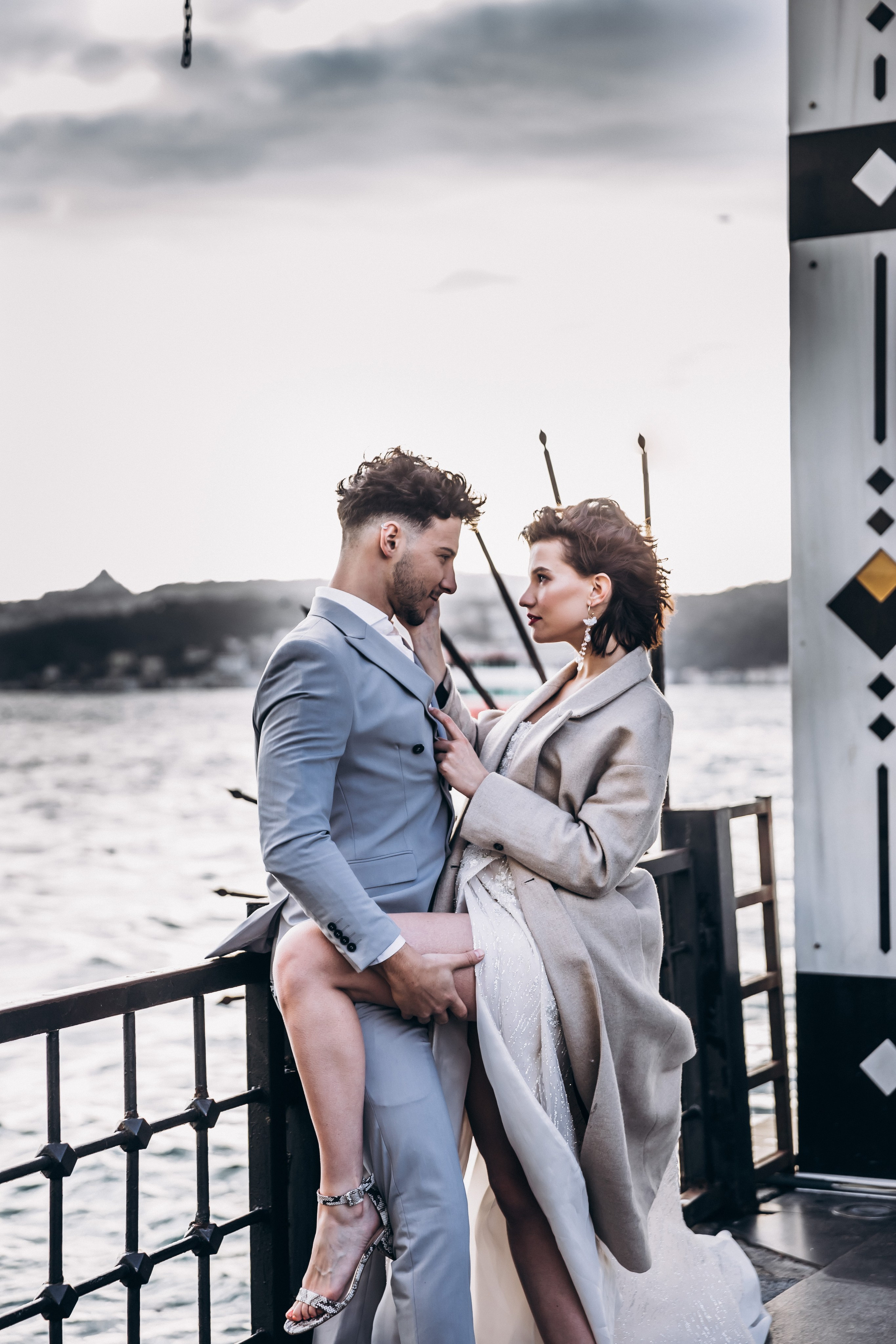  Elegant couple by the Bosphorus in Istanbul – wedding photo & video team for Italy, Spain, and French Riviera.