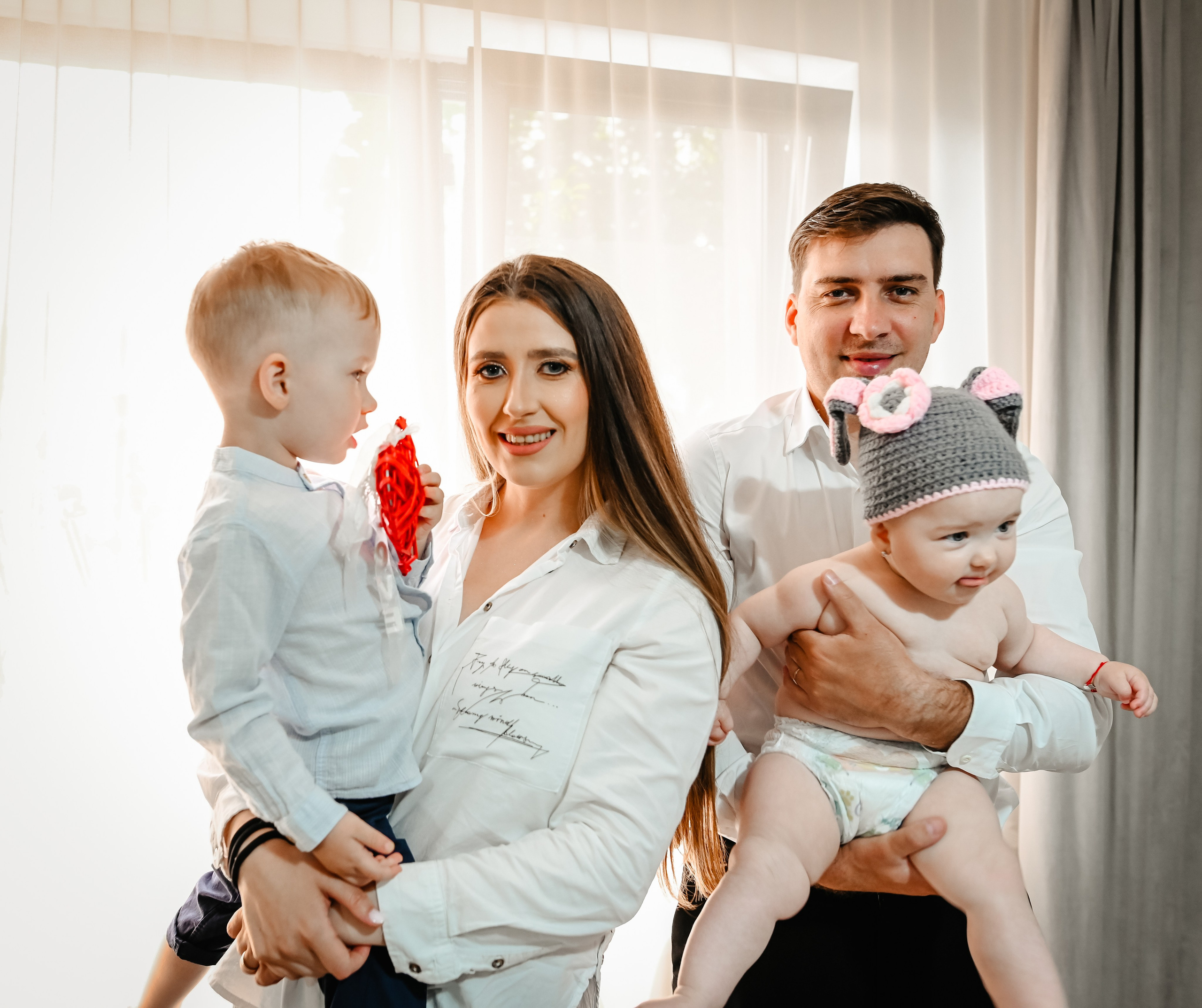 Familia la momentul sedintei foto Botez – moment capturat de Ana Maria Drăgan