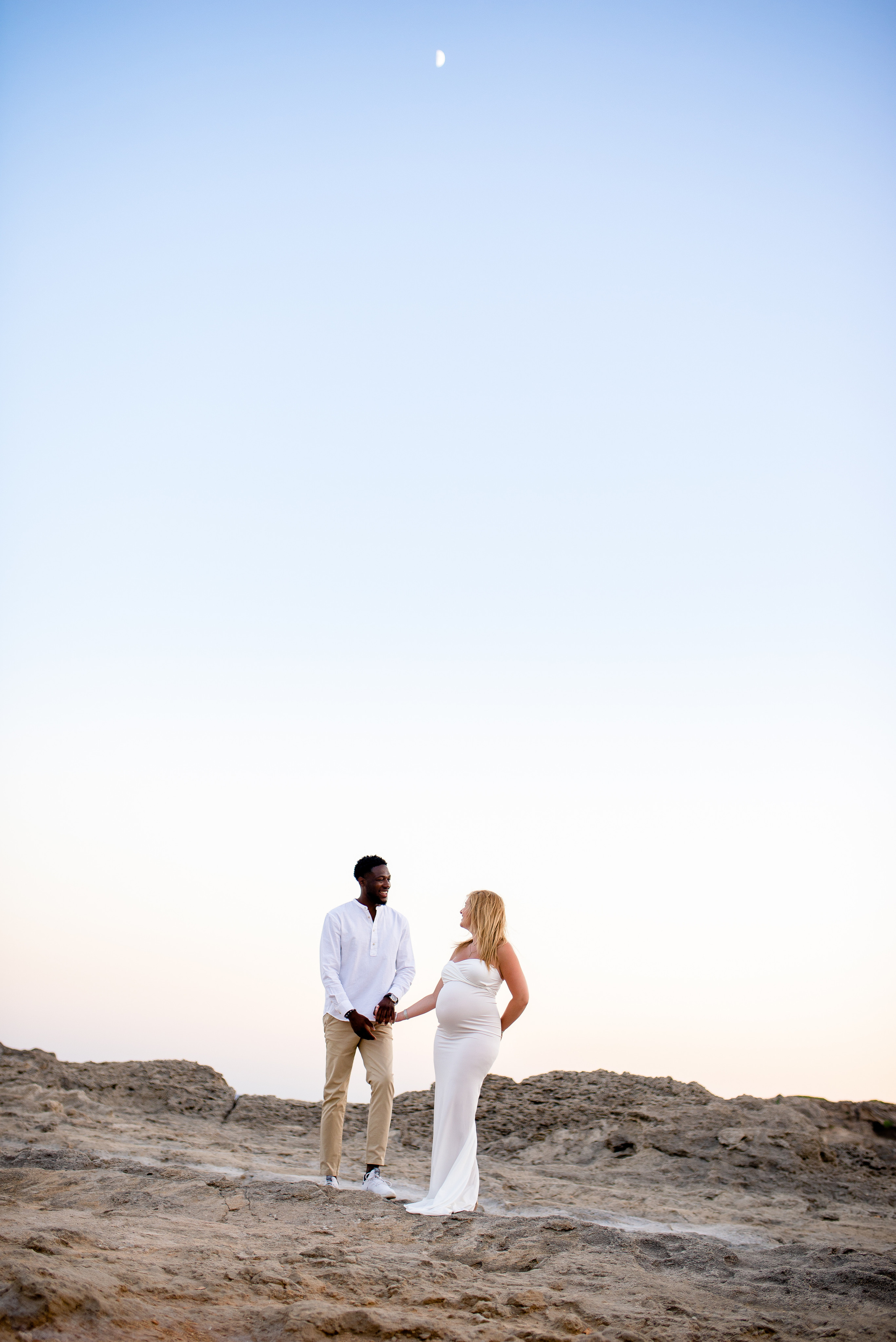 Φωτογράφιση εγκυμοσύνης σε πανέμορφο τοπίο. WELCOME