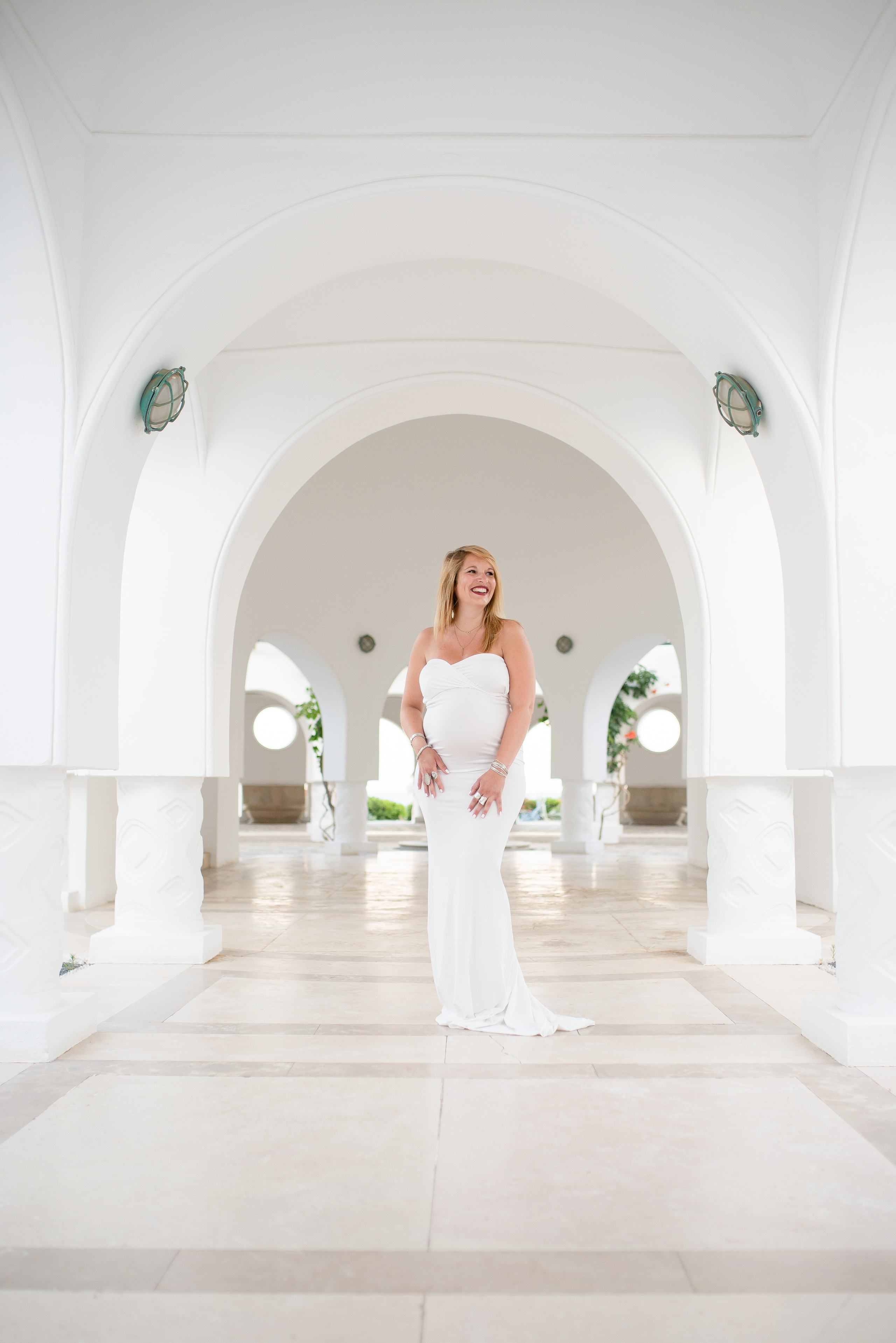 Φωτογράφιση εγκυμοσύνης σε πανέμορφο τοπίο. WELCOME