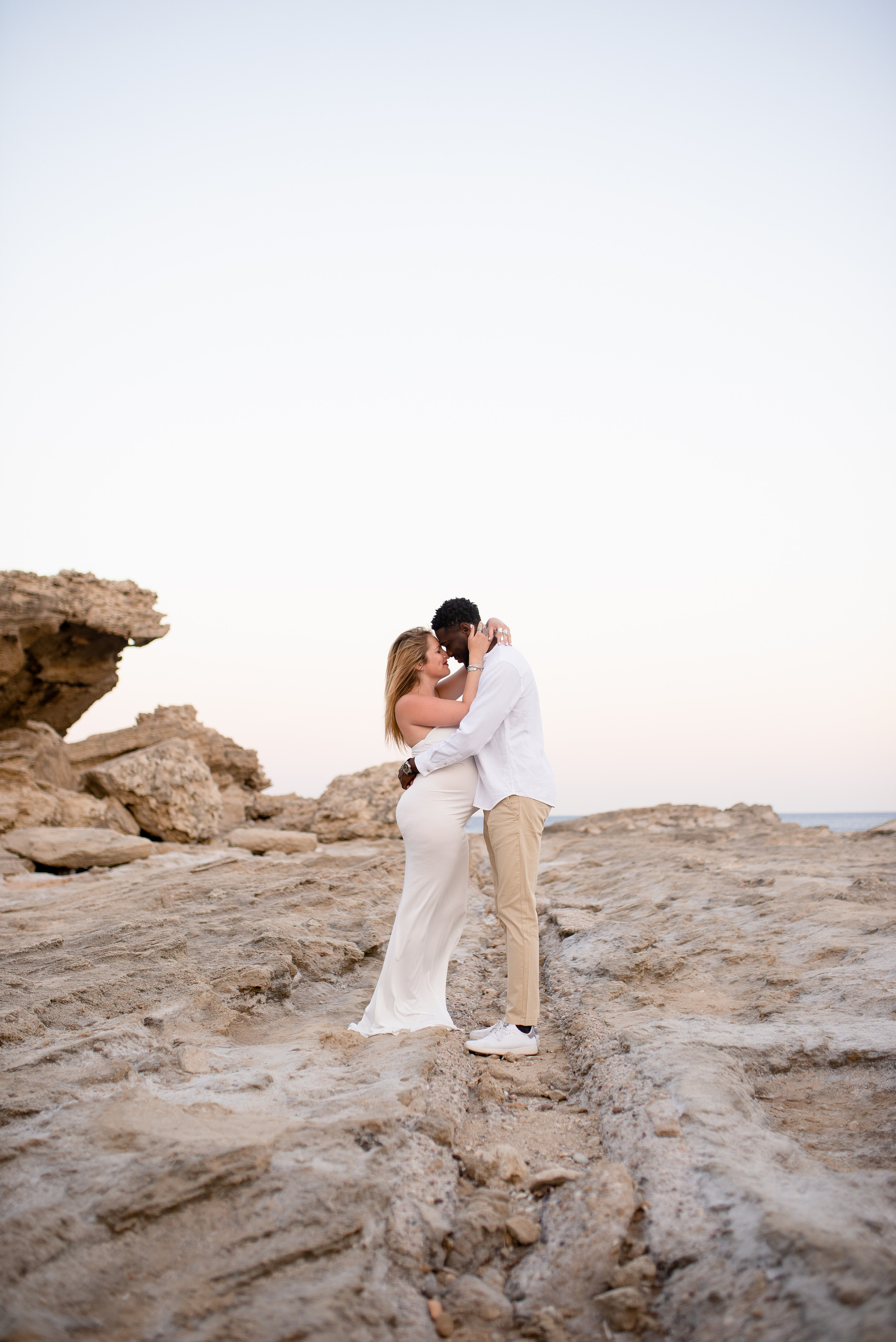 Φωτογράφιση εγκυμοσύνης σε πανέμορφο τοπίο. WELCOME