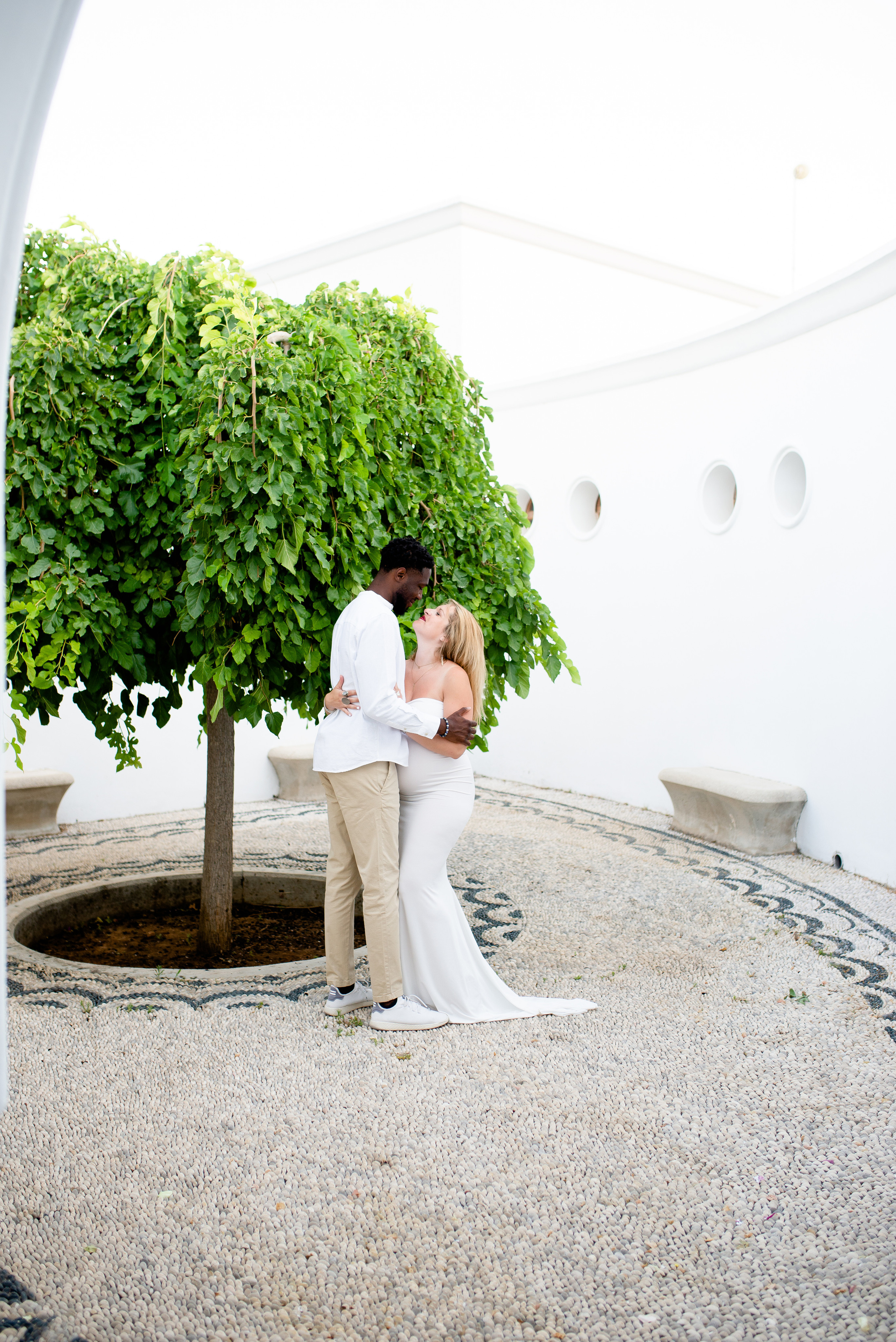 Φωτογράφιση εγκυμοσύνης σε πανέμορφο τοπίο. WELCOME