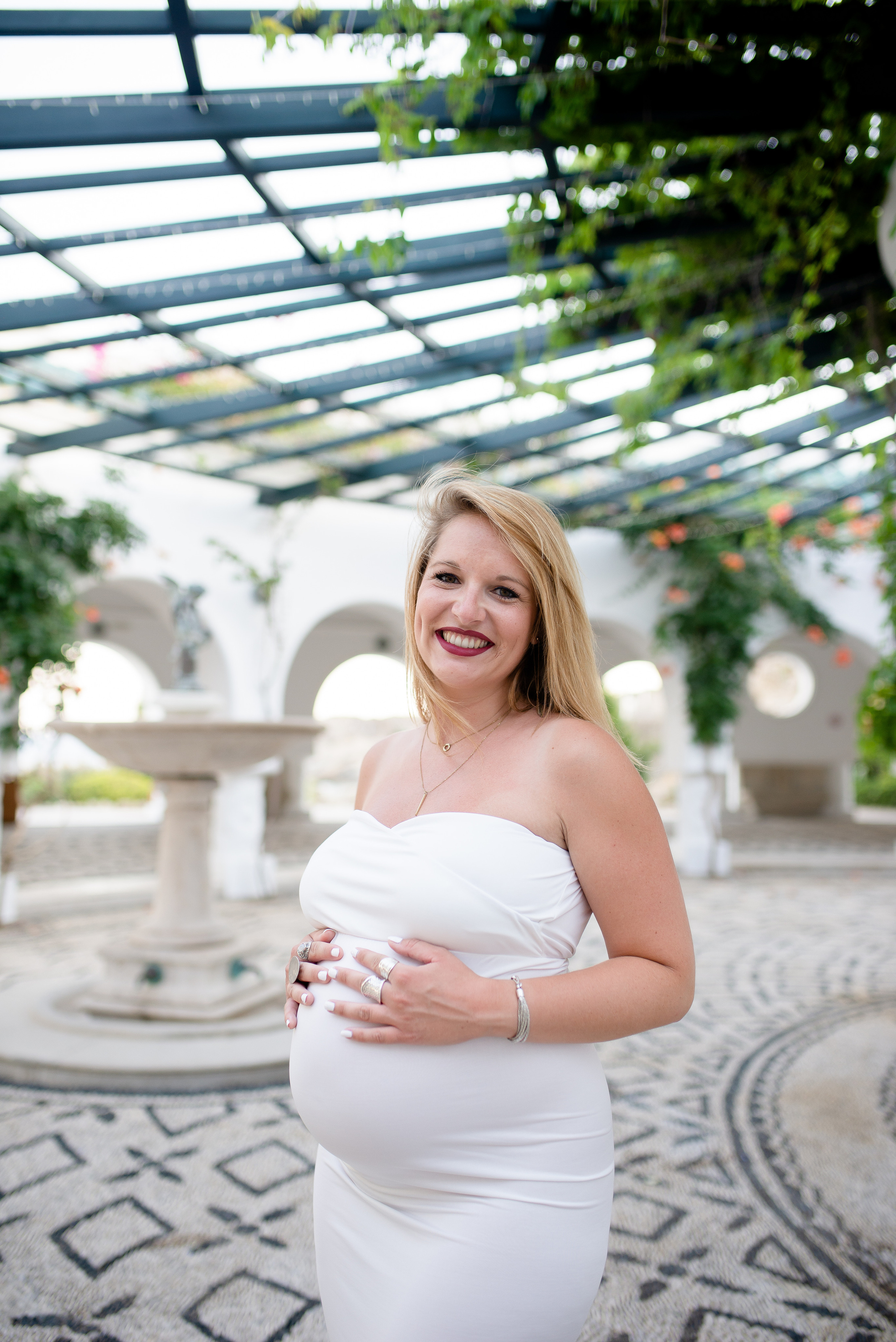 Φωτογράφιση εγκυμοσύνης σε πανέμορφο τοπίο. WELCOME