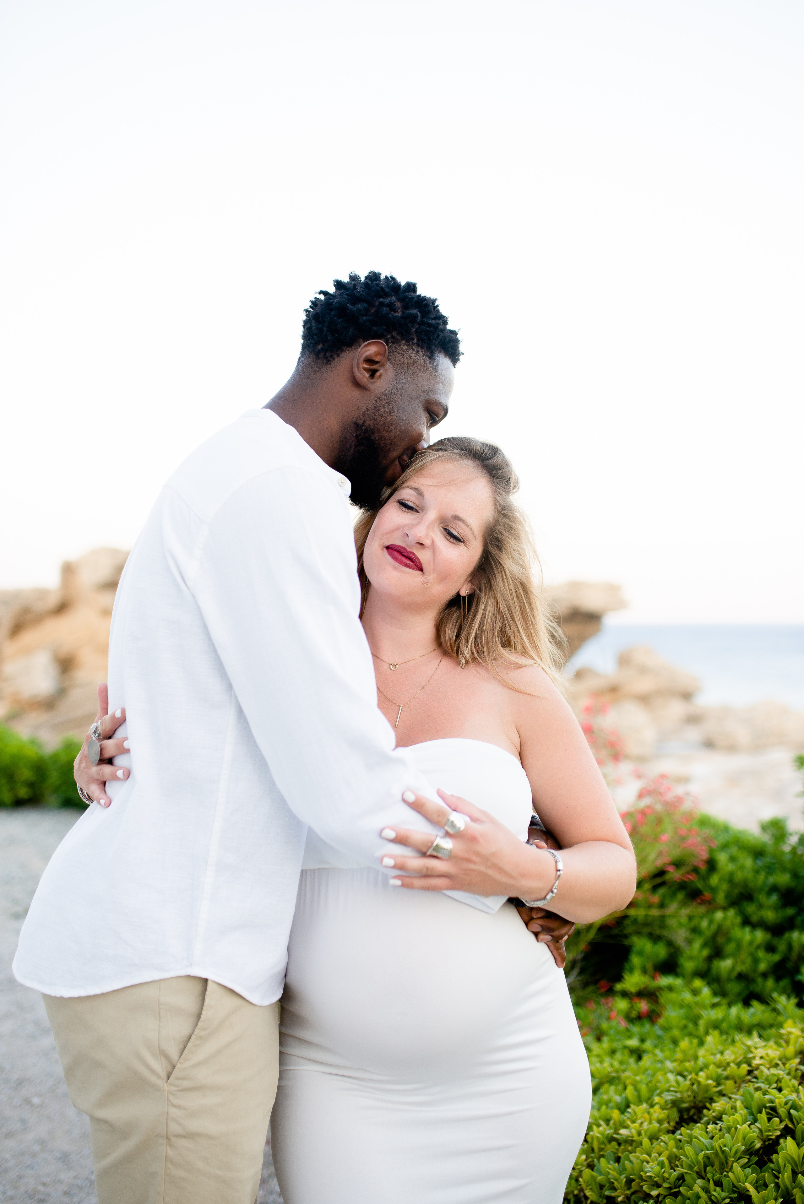 Φωτογράφιση εγκυμοσύνης σε πανέμορφο τοπίο. WELCOME