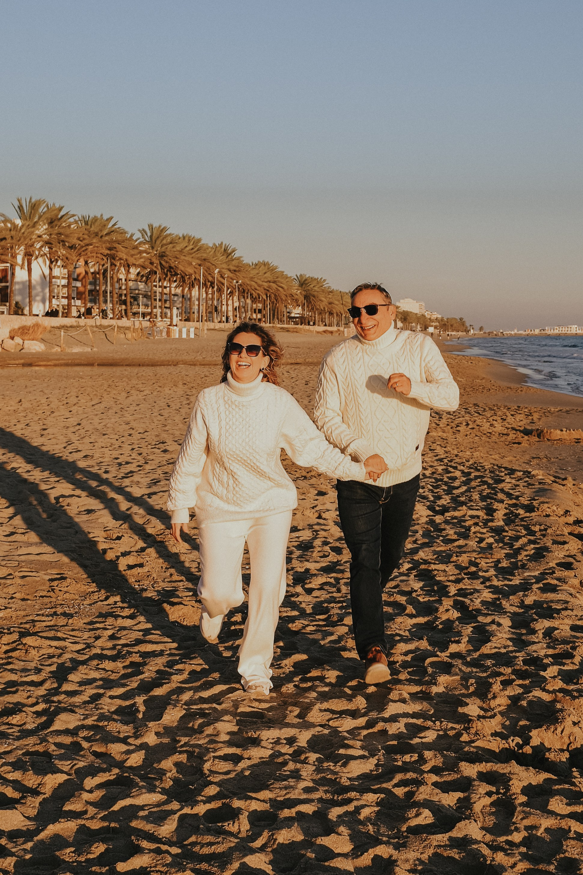 Sesión de pareja en la playa. Fotografía profesional en Calafell - Elena Medvedeva