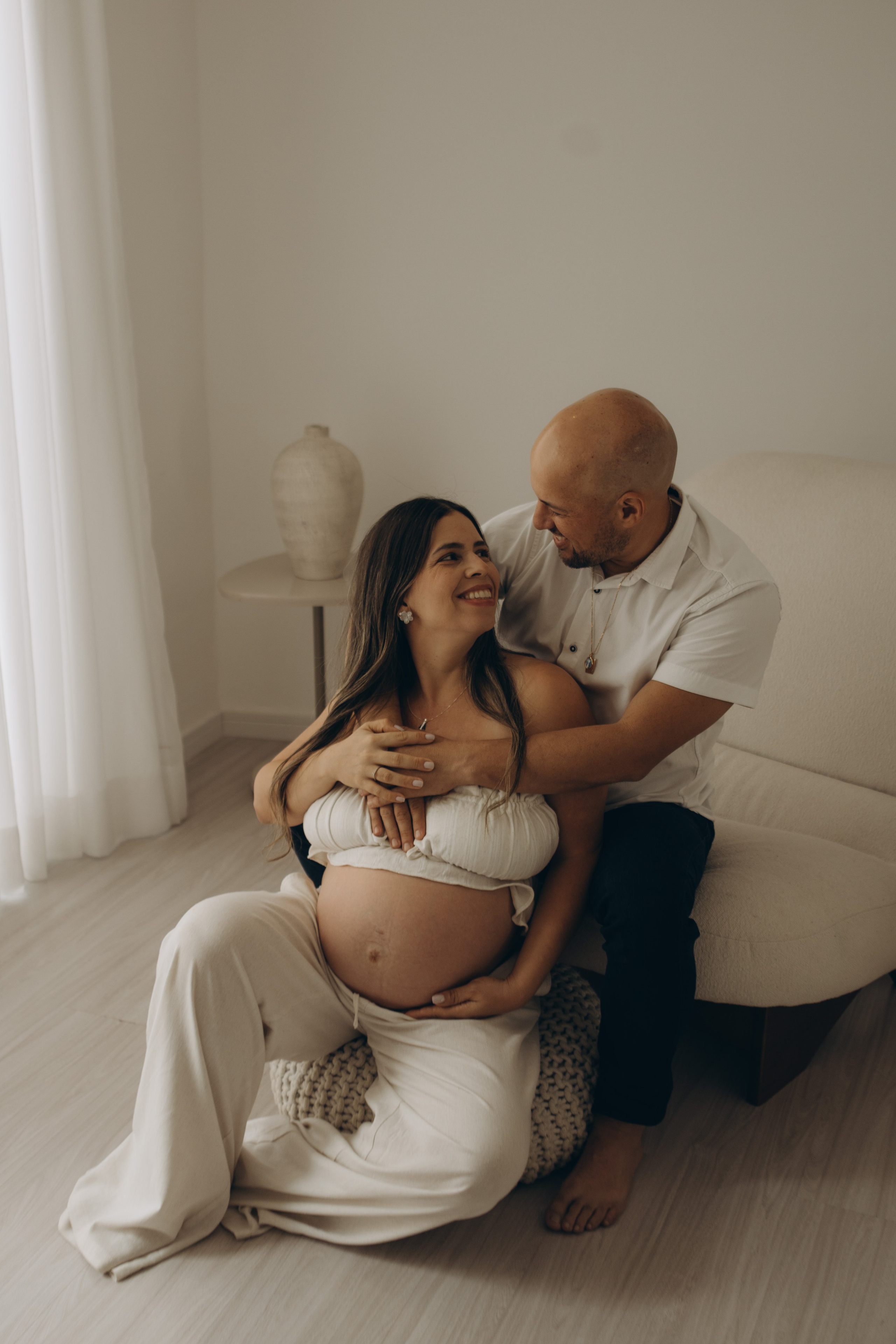 casal abraçando gestante em ensaio em estúdio em Sorocaba