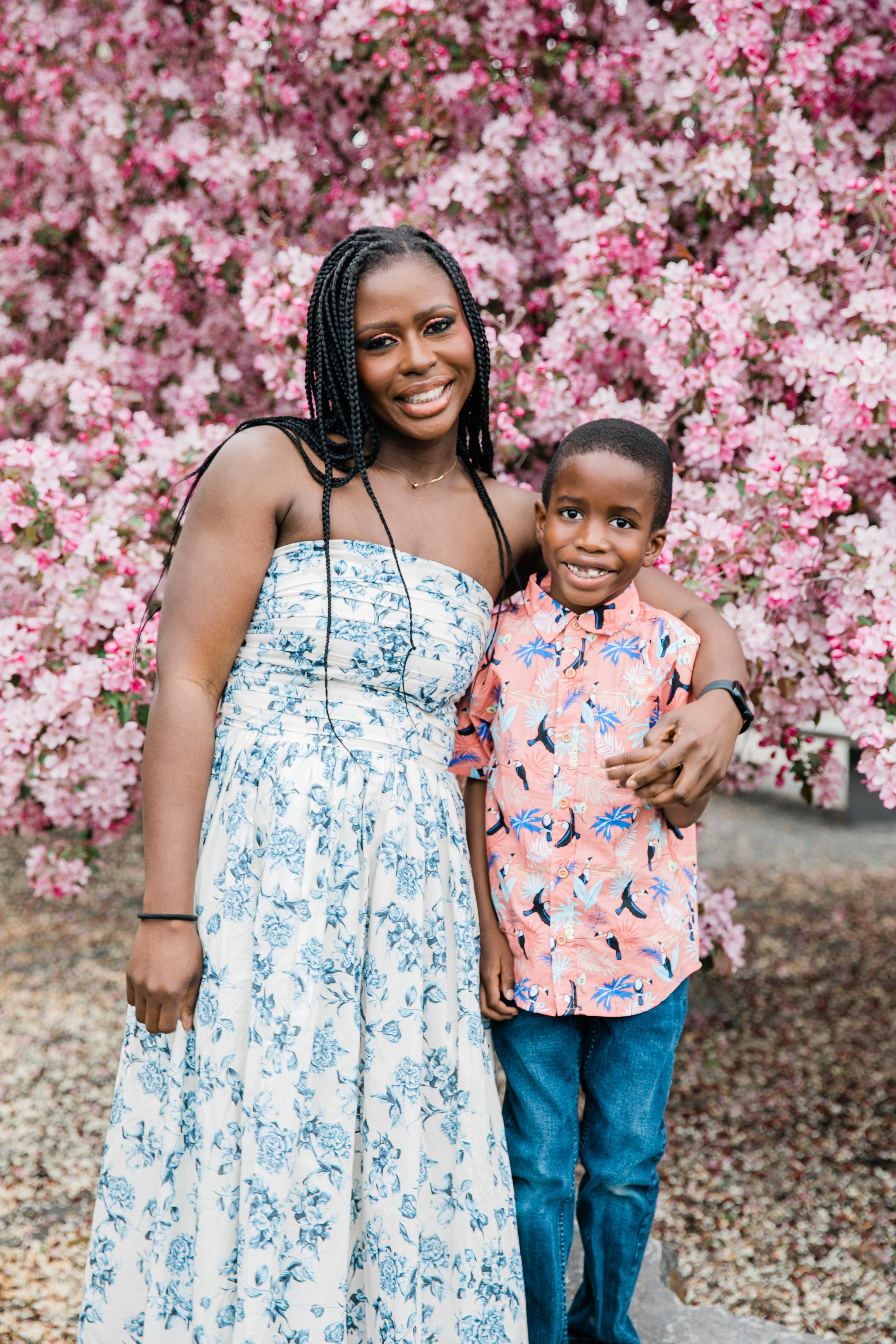 Ester — Cherry Blossom Family Photos. Fotografía accesible en Calgary