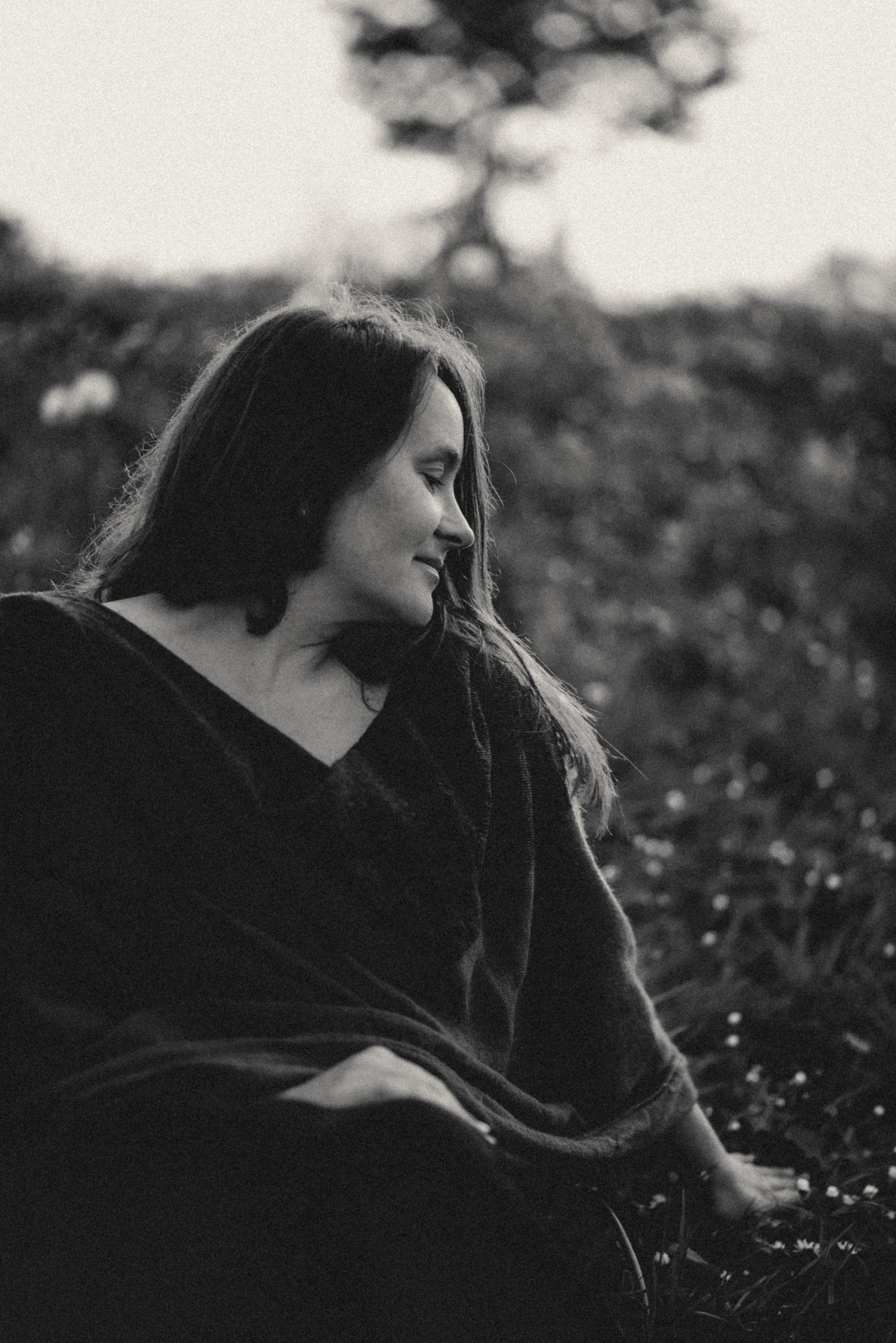 Fotoshooting eineр Geigerin beim Spielen im Freien. Schwarz-weiß Fotografie in Münster. Fotografin Viktoria Roschen