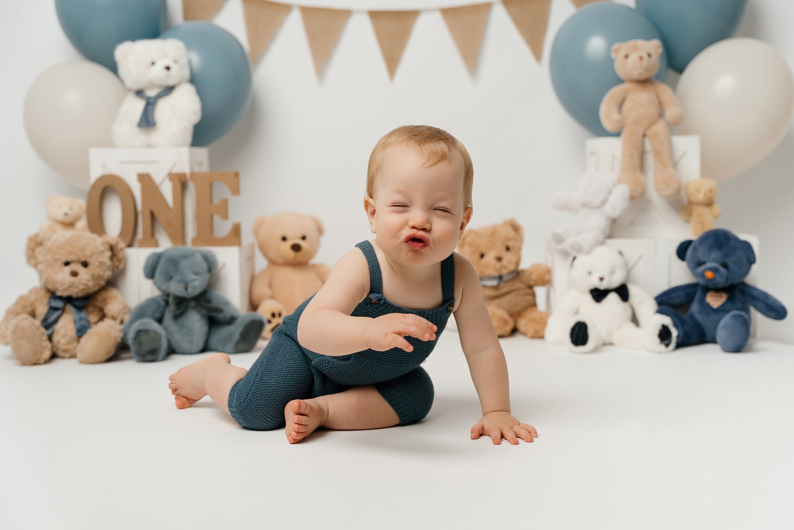 First birthday cake smash session. Newborn and family photographer. Hills District. Sydney