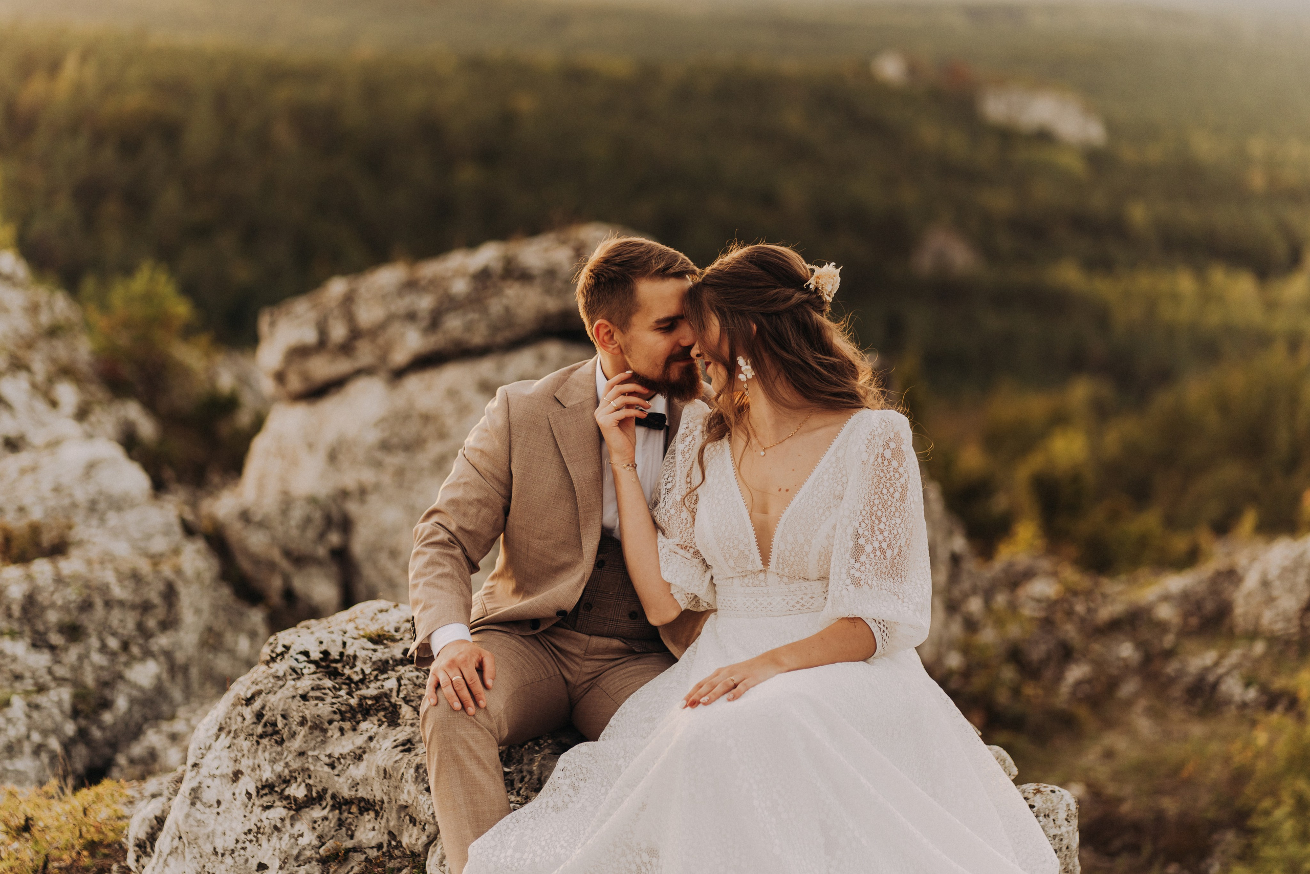 Portret pary młodej na tle skał Jury Krakowsko-Częstochowskiej