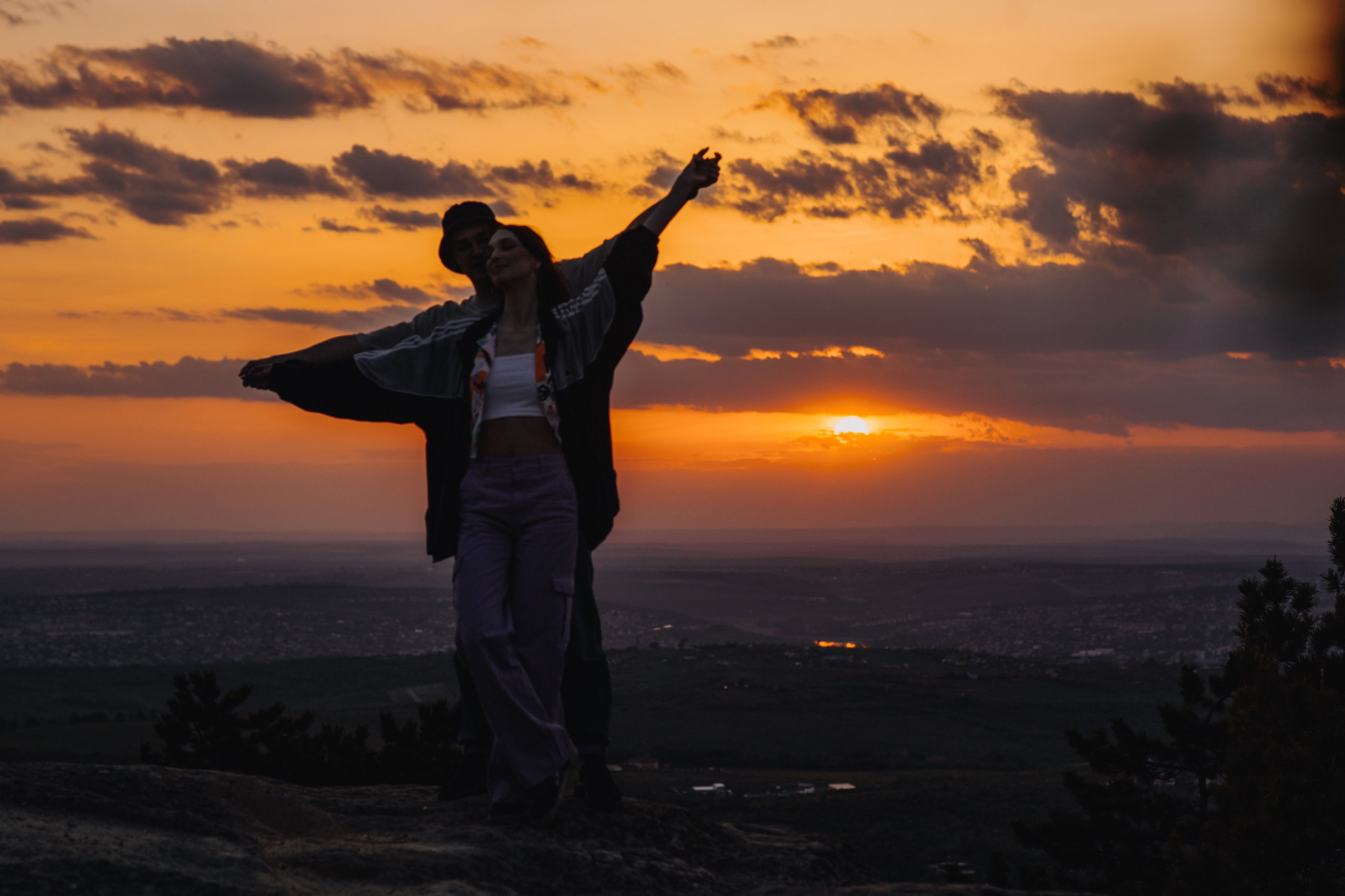 Sedinta foto la apus de primavara, copaci infloriti primavara. Proud Vision Weddings | Wedding Photography & Film — Servicii profesionale Foto Video Nunta Iasi