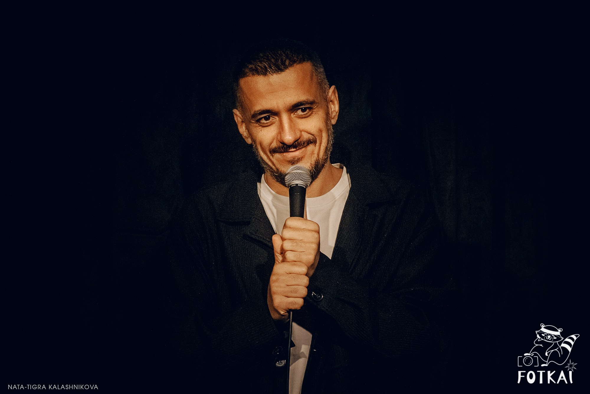 Eduard Matsaberidze en Madrid 14 de febrero 2026 — fotos del show de stand-up | FOTKAI