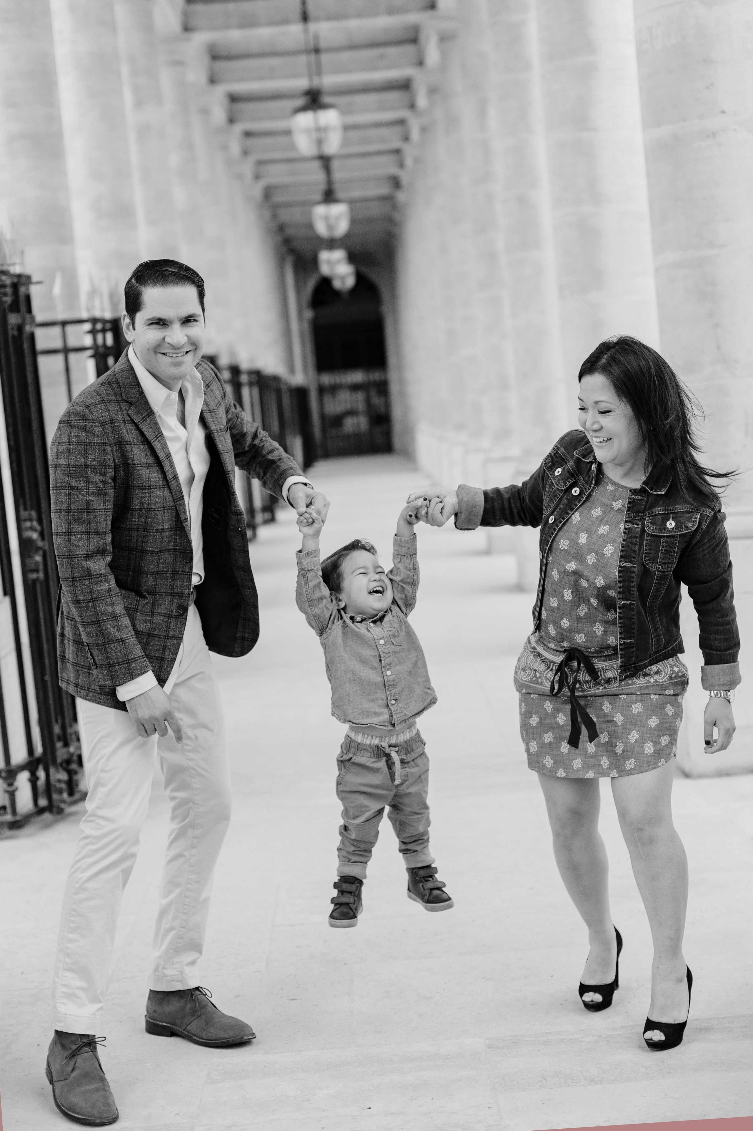 Chic family portraits in Palais Royal and Louvre area. Ksenia Marchand/ Lifestyle photographer in Paris