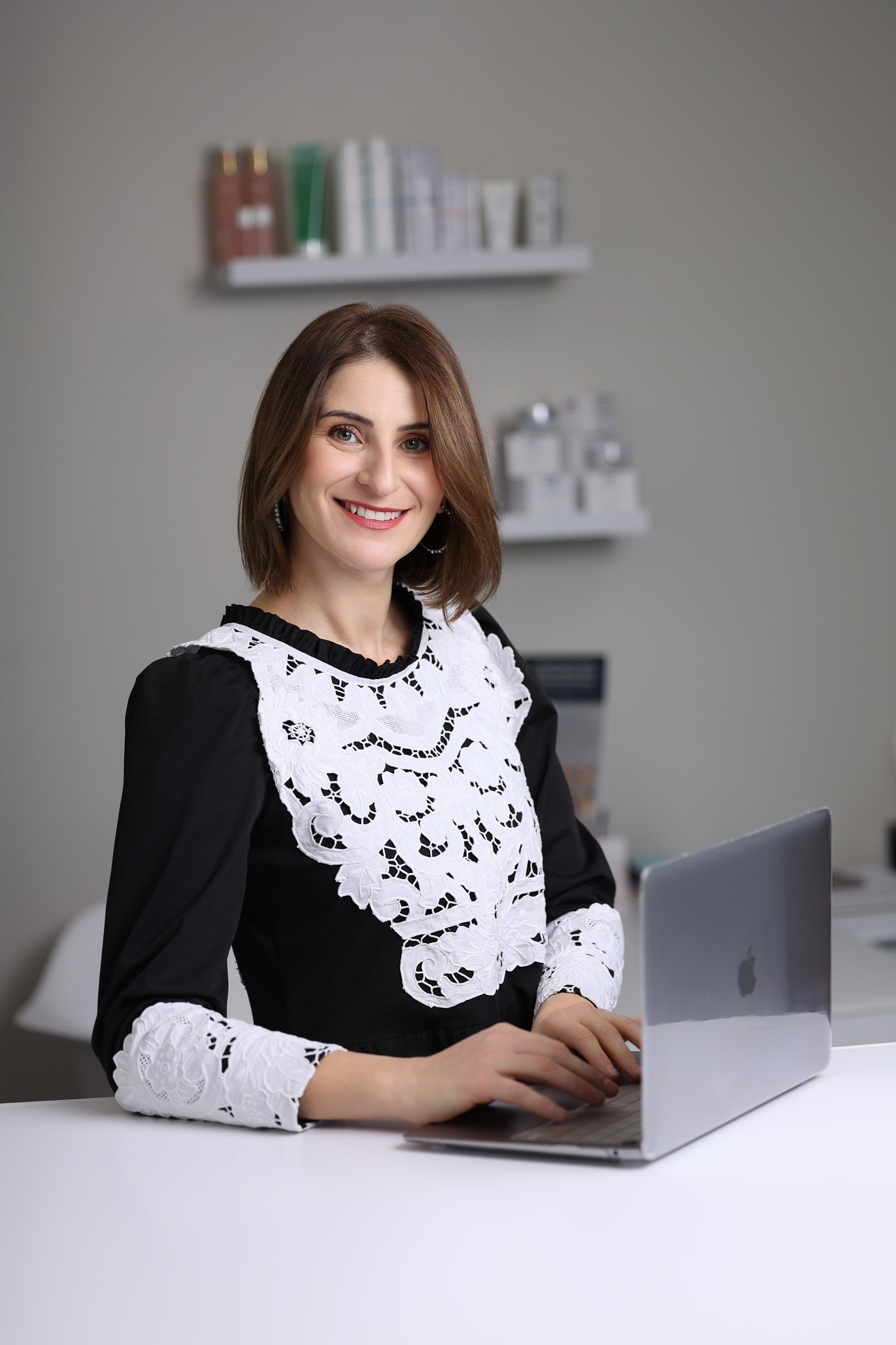 Violeta Sili, Esthéticienne/Beautician