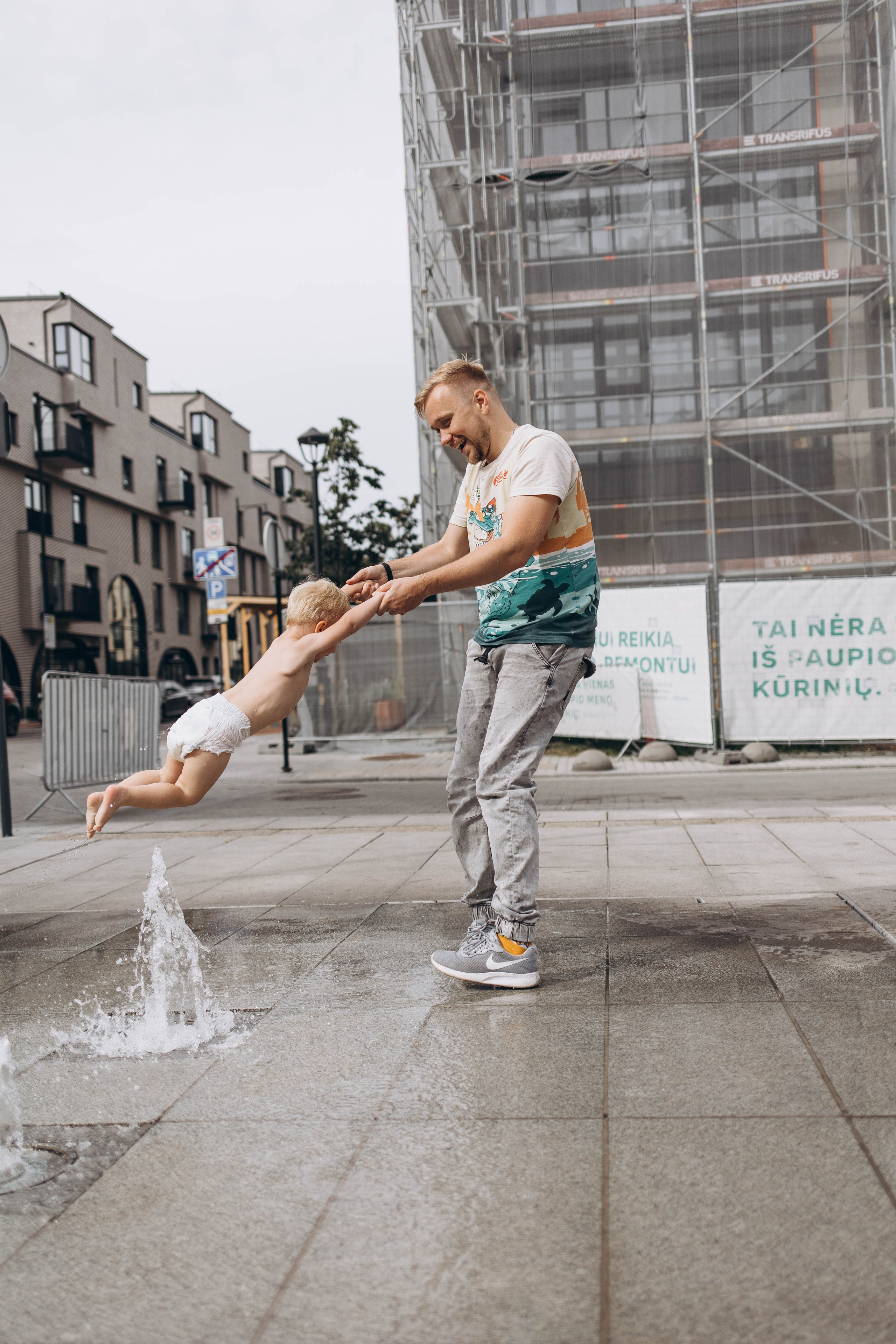 Along the streets of Vilnius in lifestyle style. Family photographer in Vilnuis Svetlana Naumova