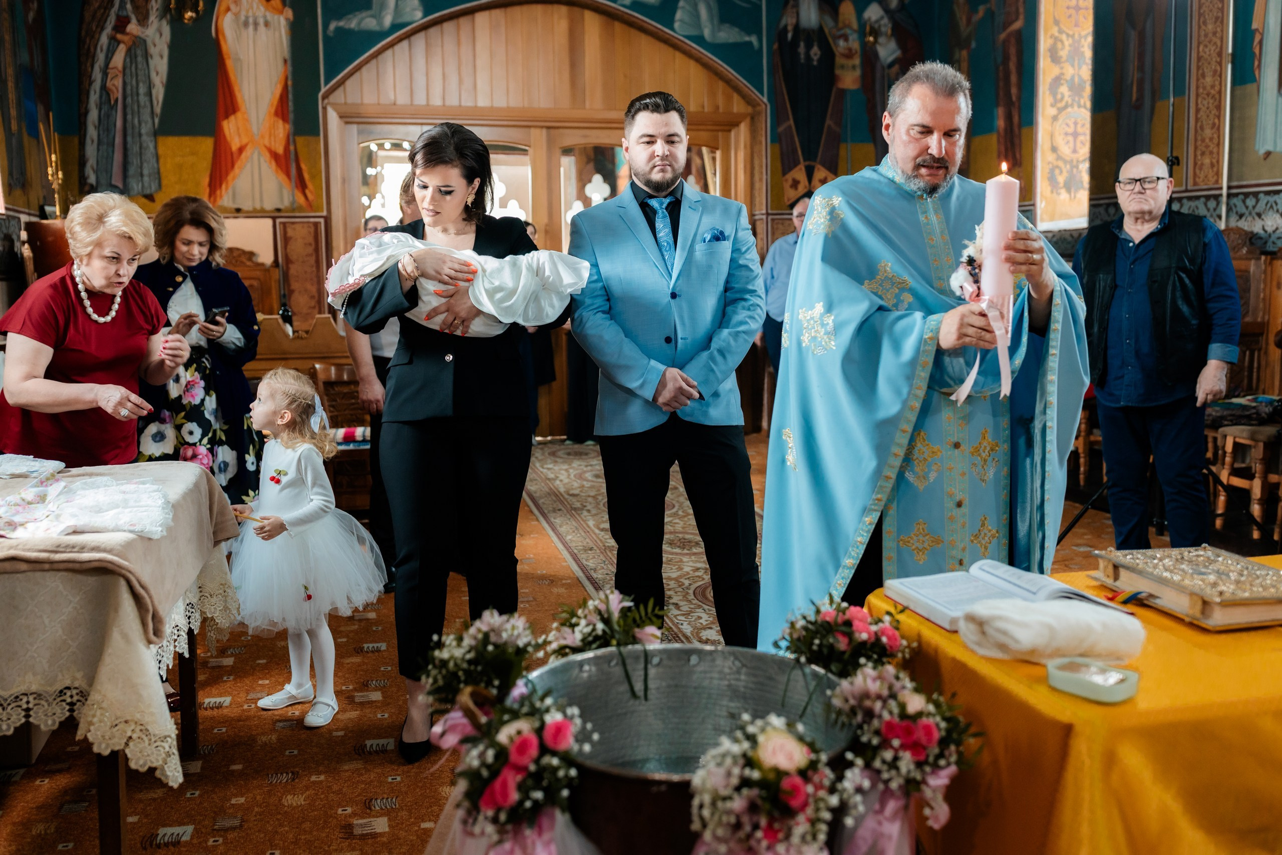 fotograf botez , fotografie botez Botoșani, fotograf Alin Chirilă, amintiri botez, fotografii botez, botez Miruna Parascheva, fotograf copii, fotografie botez în Botoșani-alt="botez , fotografie botez Alin Chirilă, amintiri botez, fotografii emoționante botez Botoșani"-- fotografii-botez-bebelus- amintiri-botez-micuț- moment-sfânt-crestinare- fotografie-emotionanta-botez- detalii-botez-bebelusi- parinti-fericiti-la-botez- fotograf-botez-profesionist- botez-in-biserica-ortodoxa- micuț-botezat-cu-emoție- zâmbete-și-lacrimi-la-botez- bebeluș-la-cristelniță- decor-botez-colorat- botez-cu-dragoste-și-credință- emotie-pura-la-botez- fotograf-botez-botosani- botez-iasi-suceava-fotograf- amintiri-nepretuite-botez-- Preotul ținându-l pe micuțul Mathias Gabriel la botez, în biserica Înălțarea Domnului, Copălău  - Detalii de la botezul lui Mathias – lumânare, trusou și icoană  - Familia lui Mathias Gabriel alături de micuț, în ziua botezului  - Portret emoționant cu mama și bebelușul în brațe, în biserică,fotograf profesionist evenimente Botoșani, Iași, Suceava, Fălticeni, Bacău, Pașcani, Roman - AlinoFotoStudio by Alin Chirilă - servicii foto nuntă, botez, cununie, ședințe foto creative, albume personalizate, fotografii emoționante și calitative pentru cele mai importante momente din viață,fotograf nuntă Botoșani Alin Chirilă,  ședință foto botez Iași - AlinoFotoStudio,  servicii fotograf profesionist evenimente Suceava,  fotograf cununie civilă Fălticeni - Alin Chirilă,  album foto nuntă personalizat Bacău.“Bebeluș botezat în biserică, ținut în brațe de nași”	•	“Detaliu cu lumânarea de botez decorată cu flori albe”	•	“Părinți emoționați alături de copilul lor la ceremonia de botez”	•	“Masa festivă de botez cu decor tematic și tort personalizat”	•	“Momentul în care preotul toarnă apă sfințită pe fruntea bebelușului”	“Bebeluș în rochie albă de botez, zâmbind în brațele mamei”	•	“Detaliu cu cruciulița de botez așezată pe o pernă de satin”	•	“Părinți și nași aprinzând lumânările în timpul ceremoniei de botez”	•	“Tort de botez decorat cu figurine tematice și numele copilului”	•	“Copil botezat dormind liniștit în pătuțul decorat festiv”	•	“Momentul în care preotul binecuvântează copilul în fața altarului”	•	“Invitați adunându-se în jurul mesei festive la petrecerea de botez”	•	“Bebeluș ținând în mână o jucărie personalizată primită la botez”	•	“Familie fericită pozând împreună după ceremonia de botez”	•	“Decor tematic cu baloane și flori la locația petrecerii de botez” fotograf Botoșani fotograf evenimente fotograf botez Alin Chirila fotograf alinofotostudio.fotograf botez Amelis Maria, fotografie botez Botoșani, fotograf Alin Chirilă, amintiri botez, fotografii botez, botez Amelis Maria, fotograf copii, fotografie botez în Botoșani,