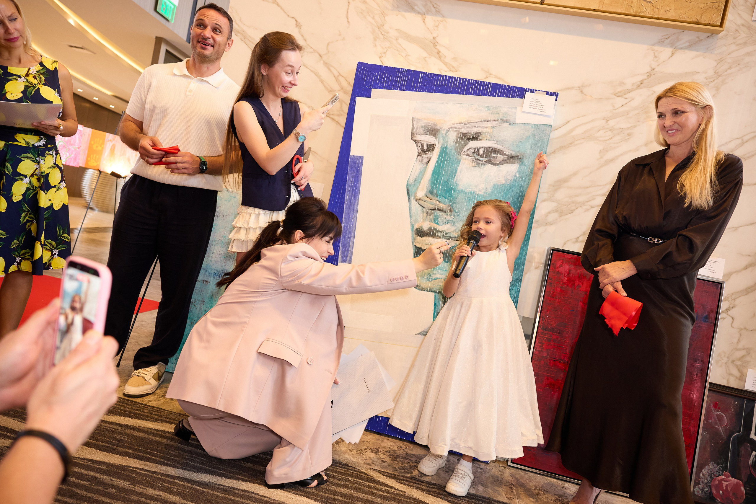 Авторская благотворительная художественная выставка Дианы Бортник. Фотограф Юлия Маковеева