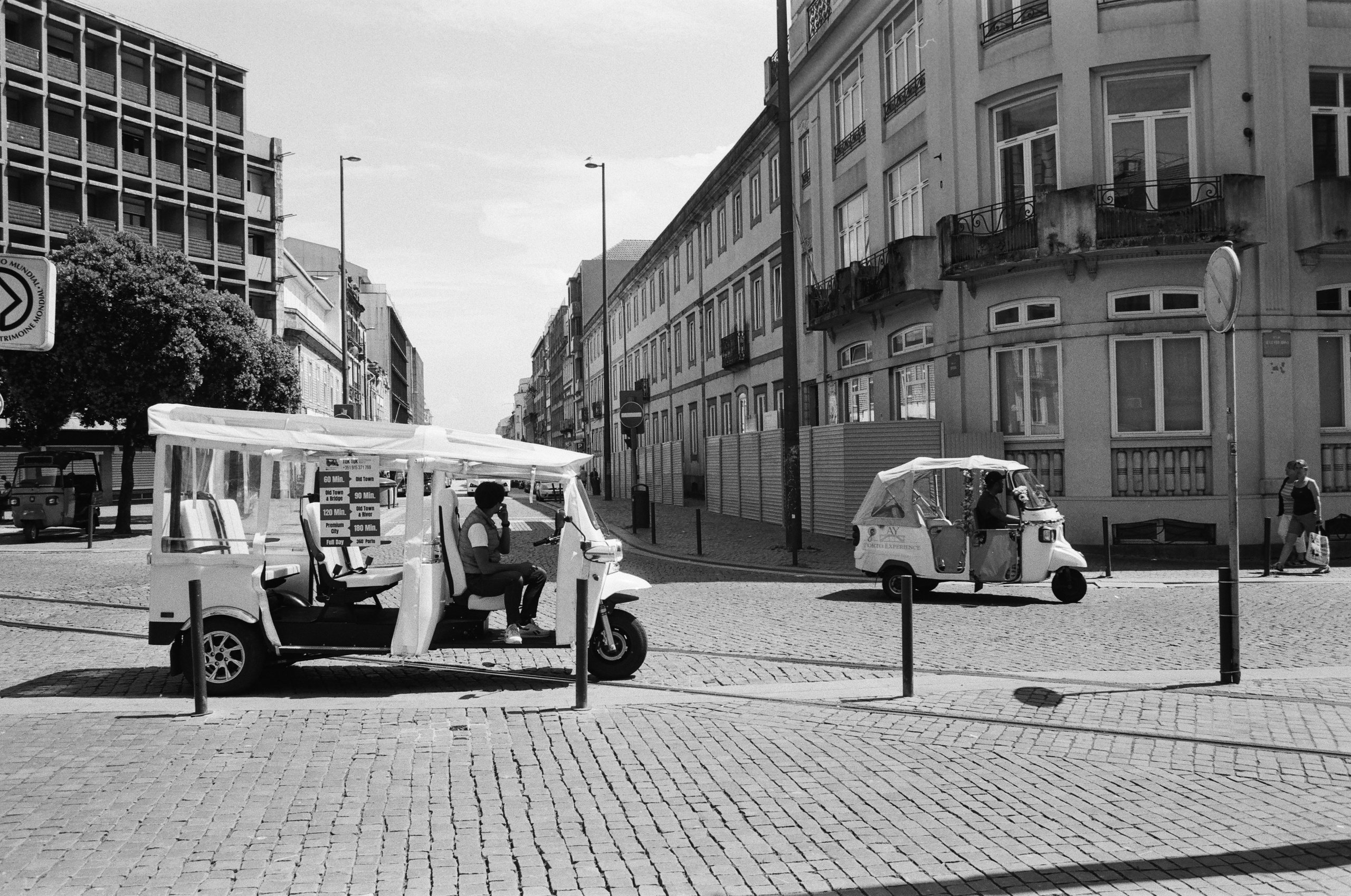 Tuk-Tuk in einer Straße im Zentrum von Porto