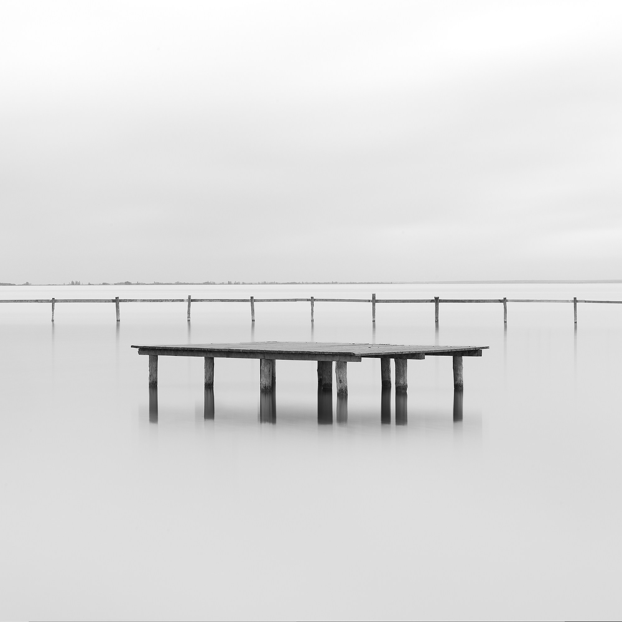 Помост на озере Neusiedlersee, Австрия. Японский стиль. Длинная экспозиция. Пейзажная фотография Юрия Меркулова. Фото для интерьера. Печать на большом формате. Пейзаж. Ландшафт.